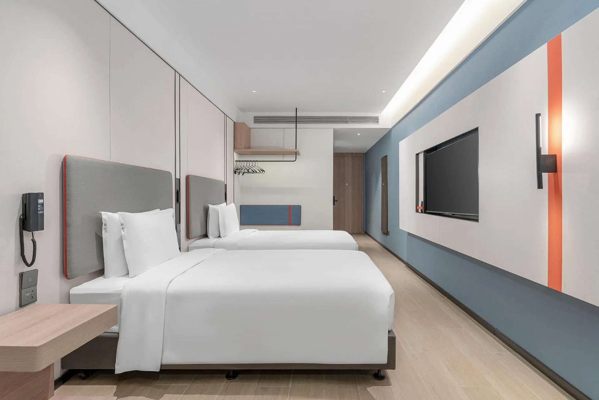 Photo of the whole room, Bed in Holiday Inn Express Yangzhou Grand Canal Theatre