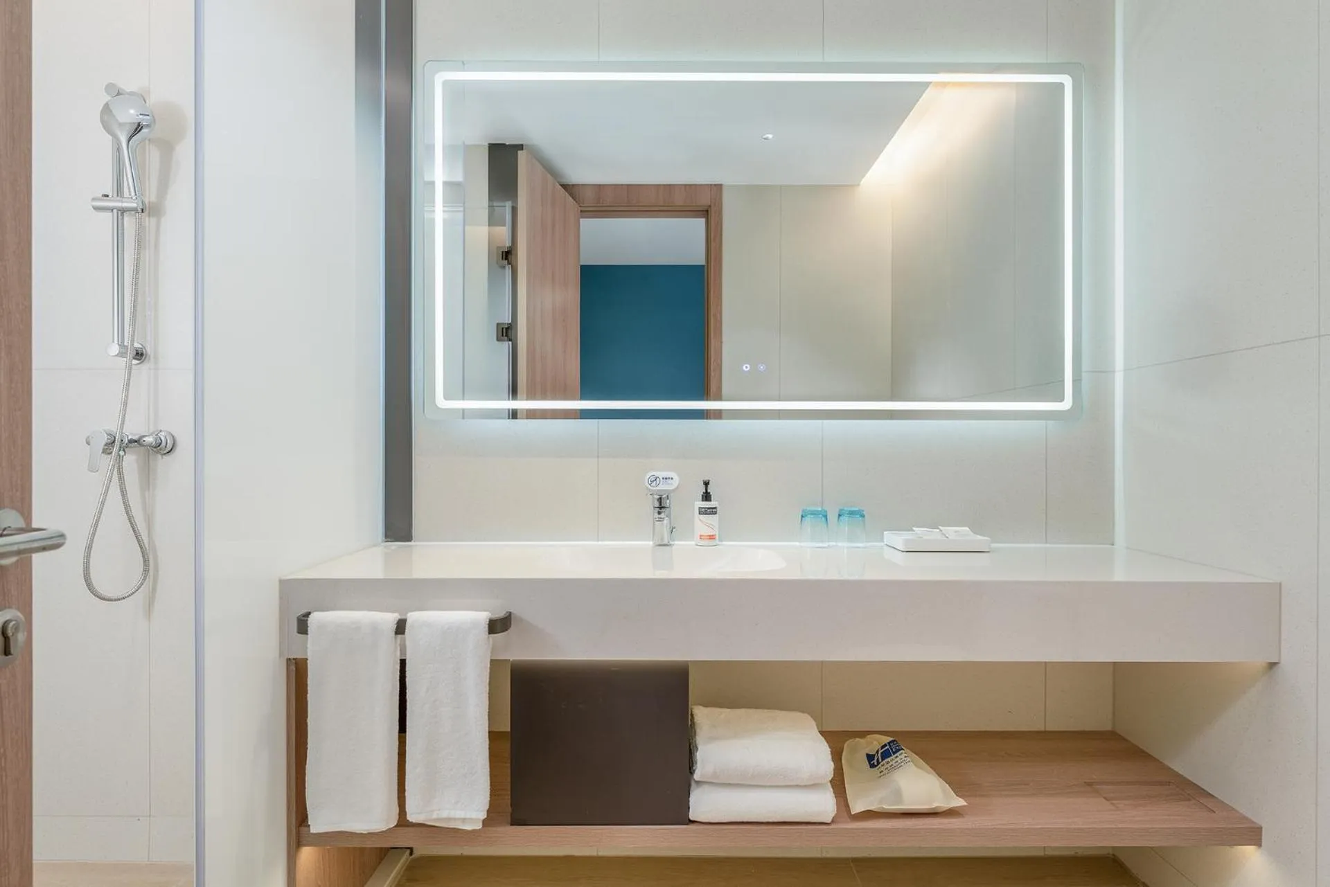 Toilet in Holiday Inn Express Yangzhou Grand Canal Theatre