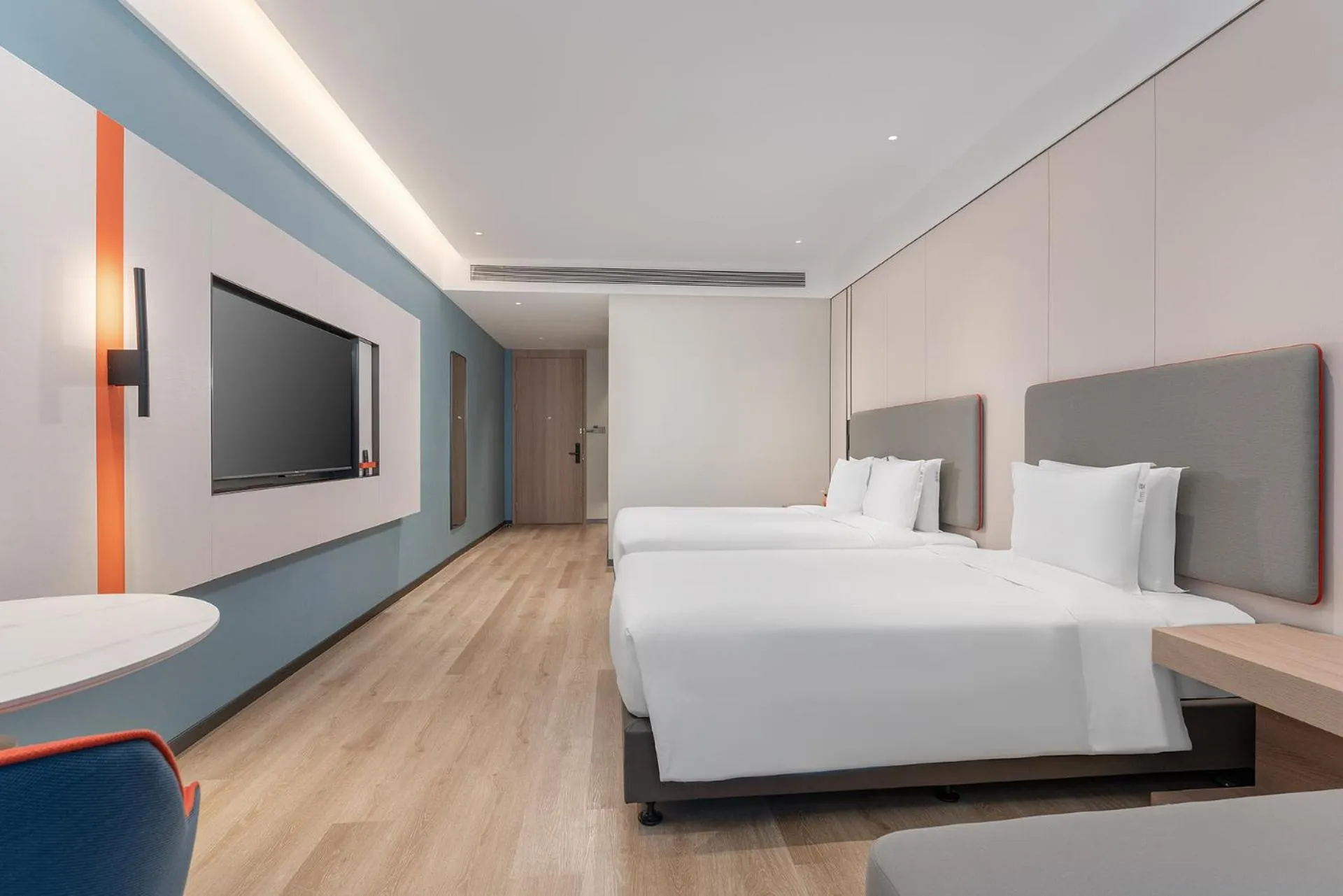 Photo of the whole room, Bed in Holiday Inn Express Yangzhou Grand Canal Theatre