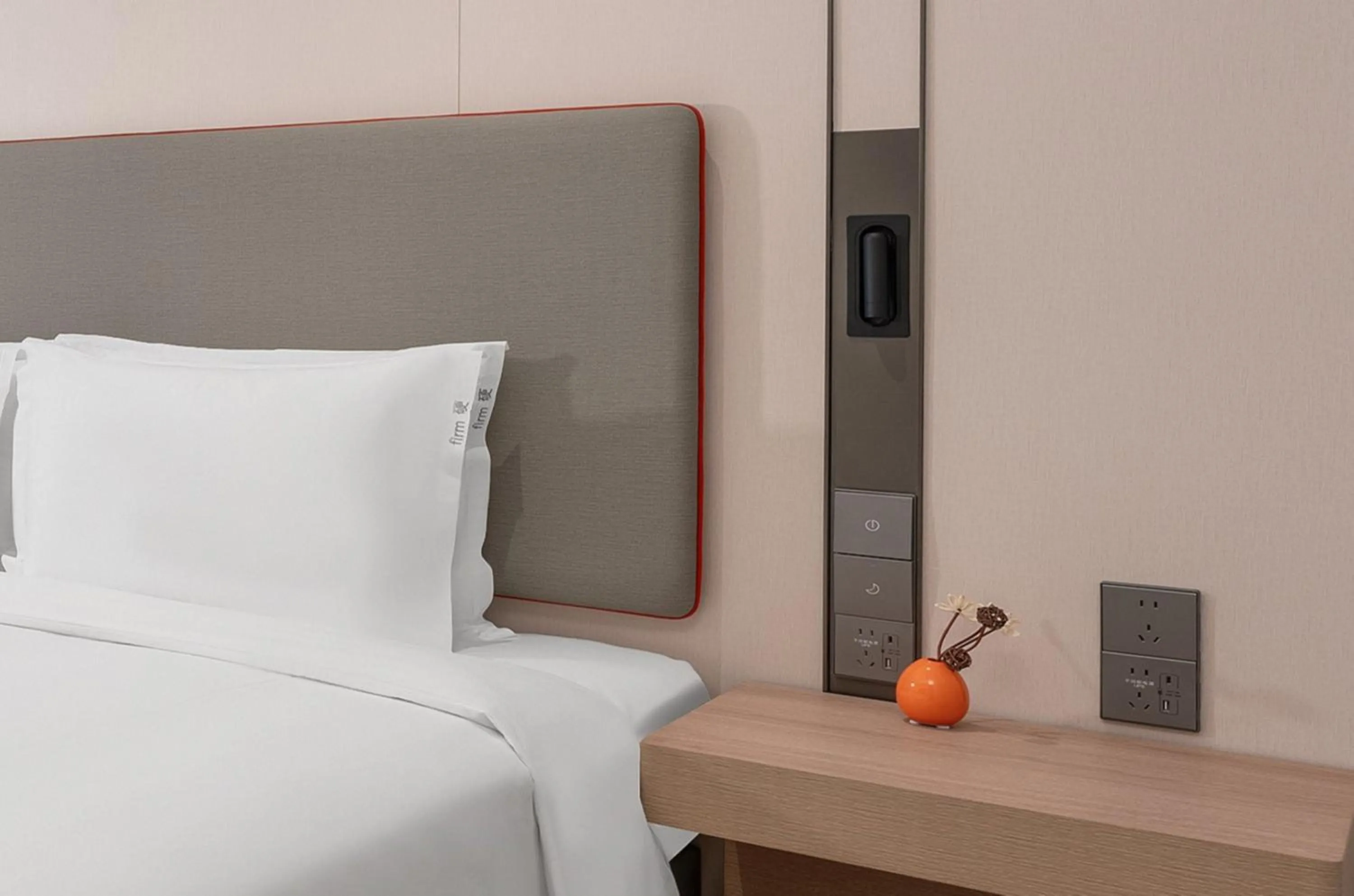 Photo of the whole room, Bed in Holiday Inn Express Yangzhou Grand Canal Theatre