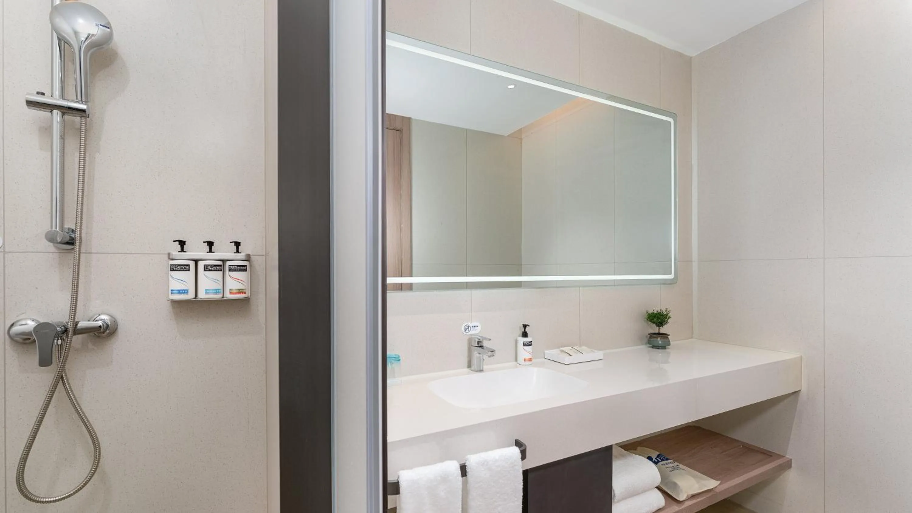 Bathroom in Holiday Inn Express Yangzhou Grand Canal Theatre