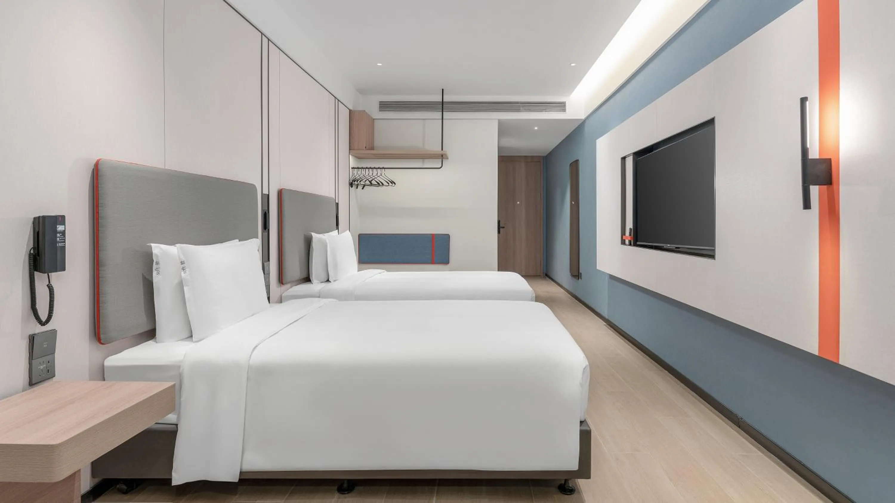 Photo of the whole room, Bed in Holiday Inn Express Yangzhou Grand Canal Theatre