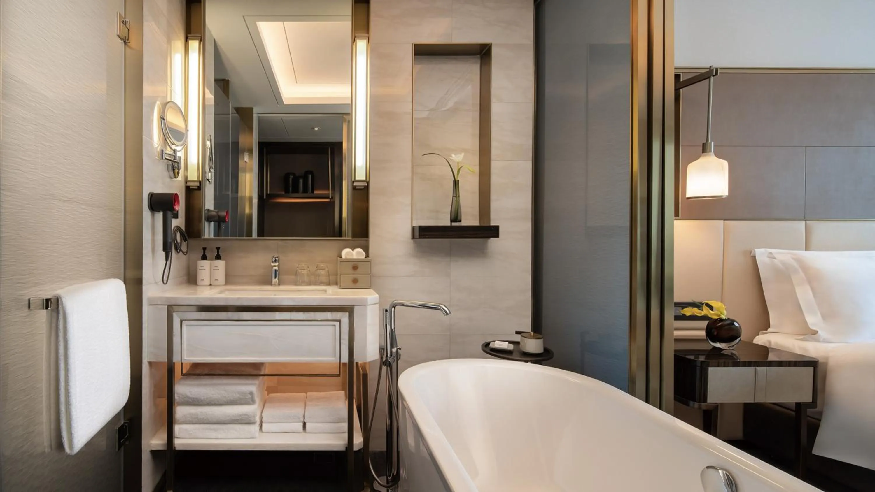 Bath, Bed in InterContinental Hotels Zhengzhou Zhengdong