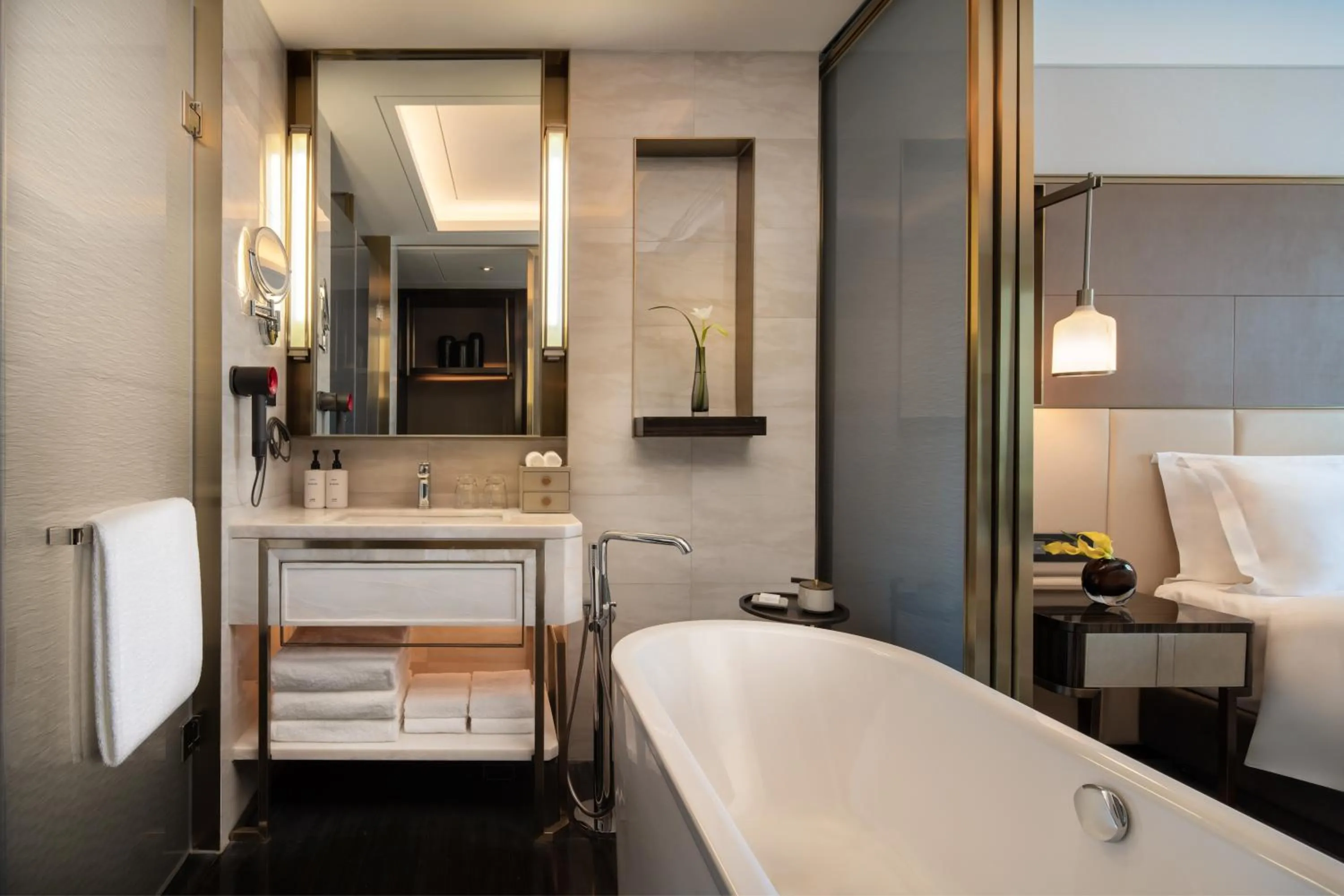 Bath, Bed in InterContinental Hotels Zhengzhou Zhengdong