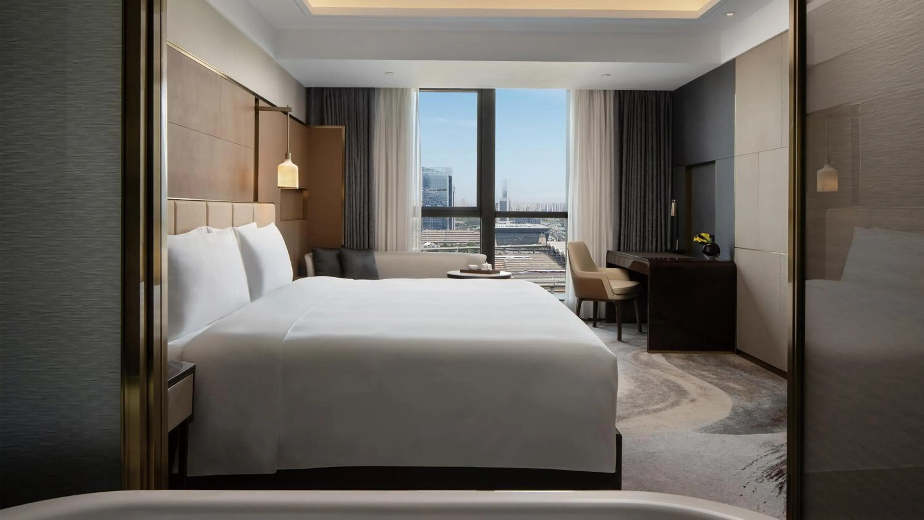 Bedroom, Bed in InterContinental Hotels Zhengzhou Zhengdong