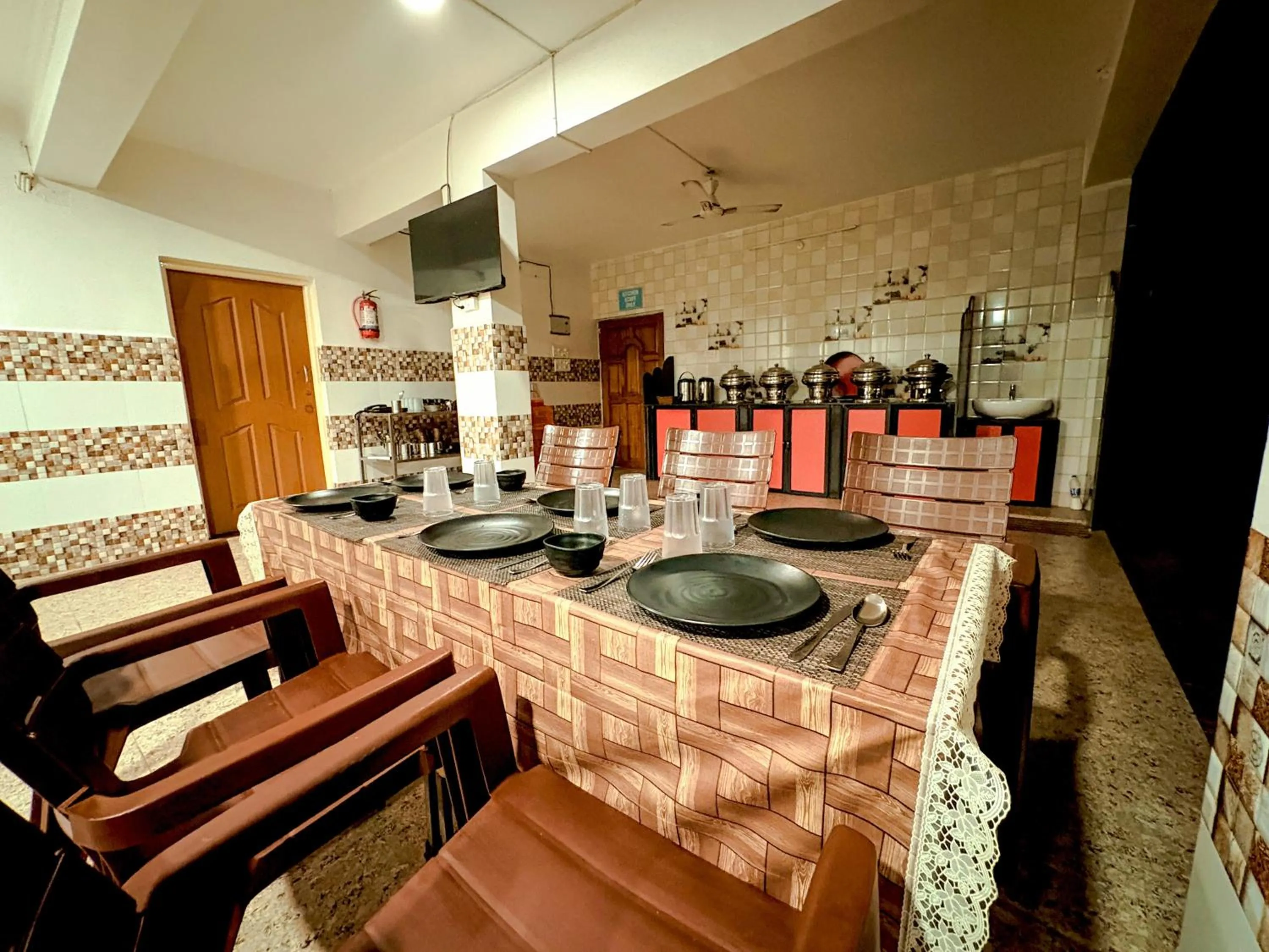 Communal lounge/ TV room in Noronha Goaxa Inn