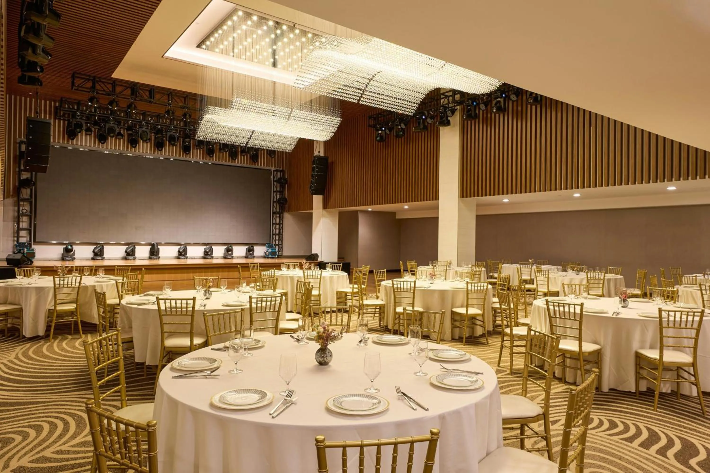 Meeting/conference room in The Westin Flushing LaGuardia Airport