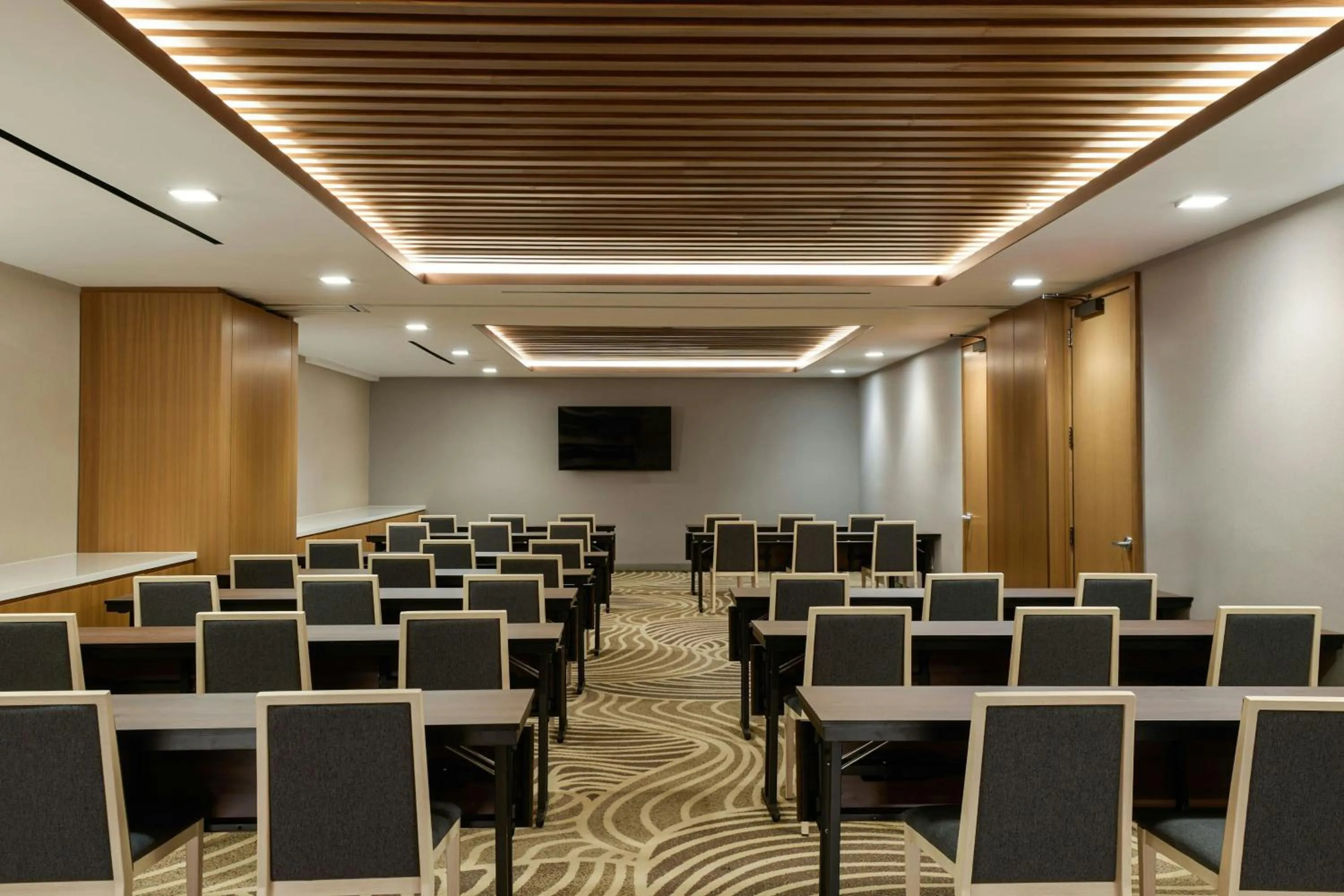 Meeting/conference room in The Westin Flushing LaGuardia Airport