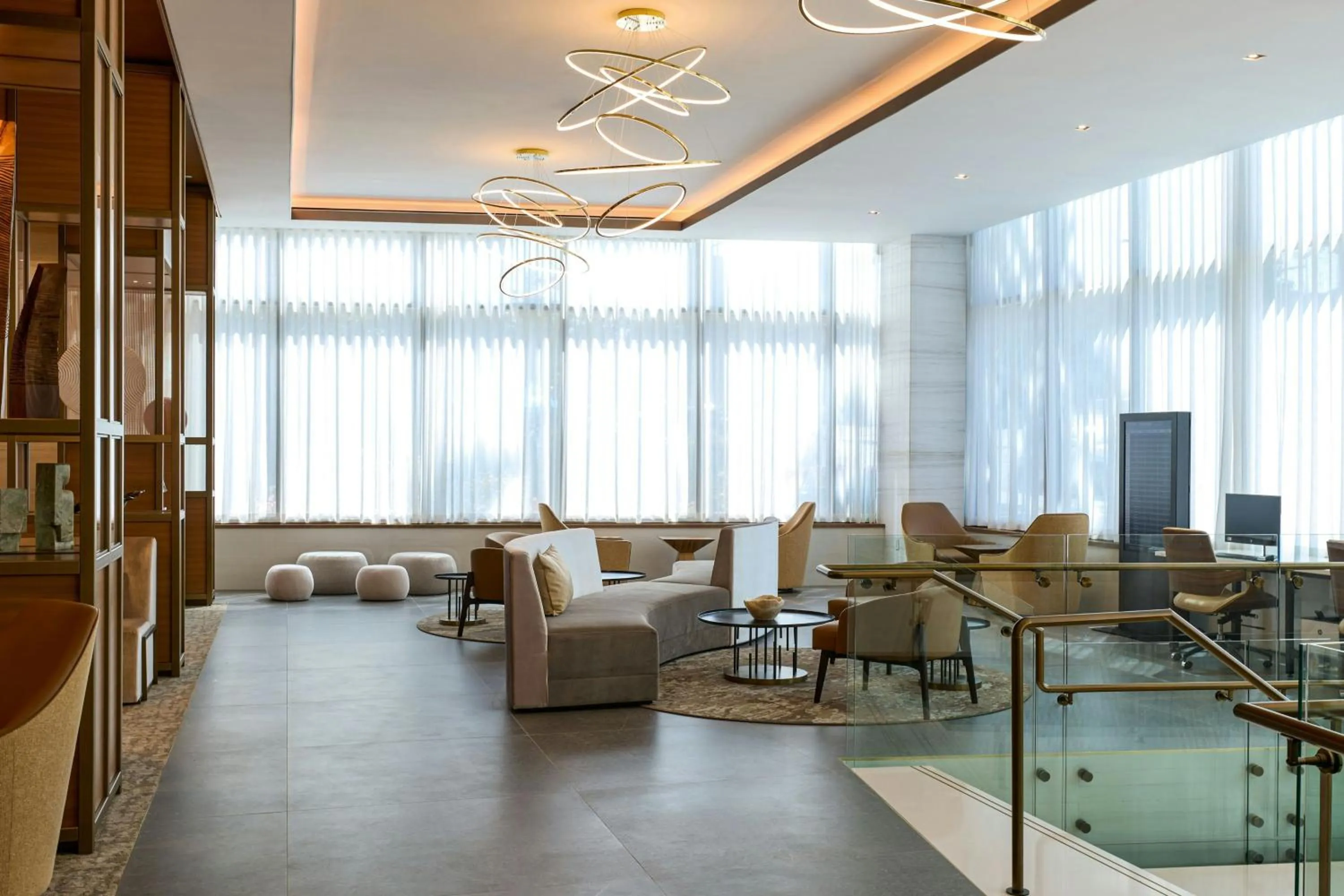 Lobby or reception in The Westin Flushing LaGuardia Airport