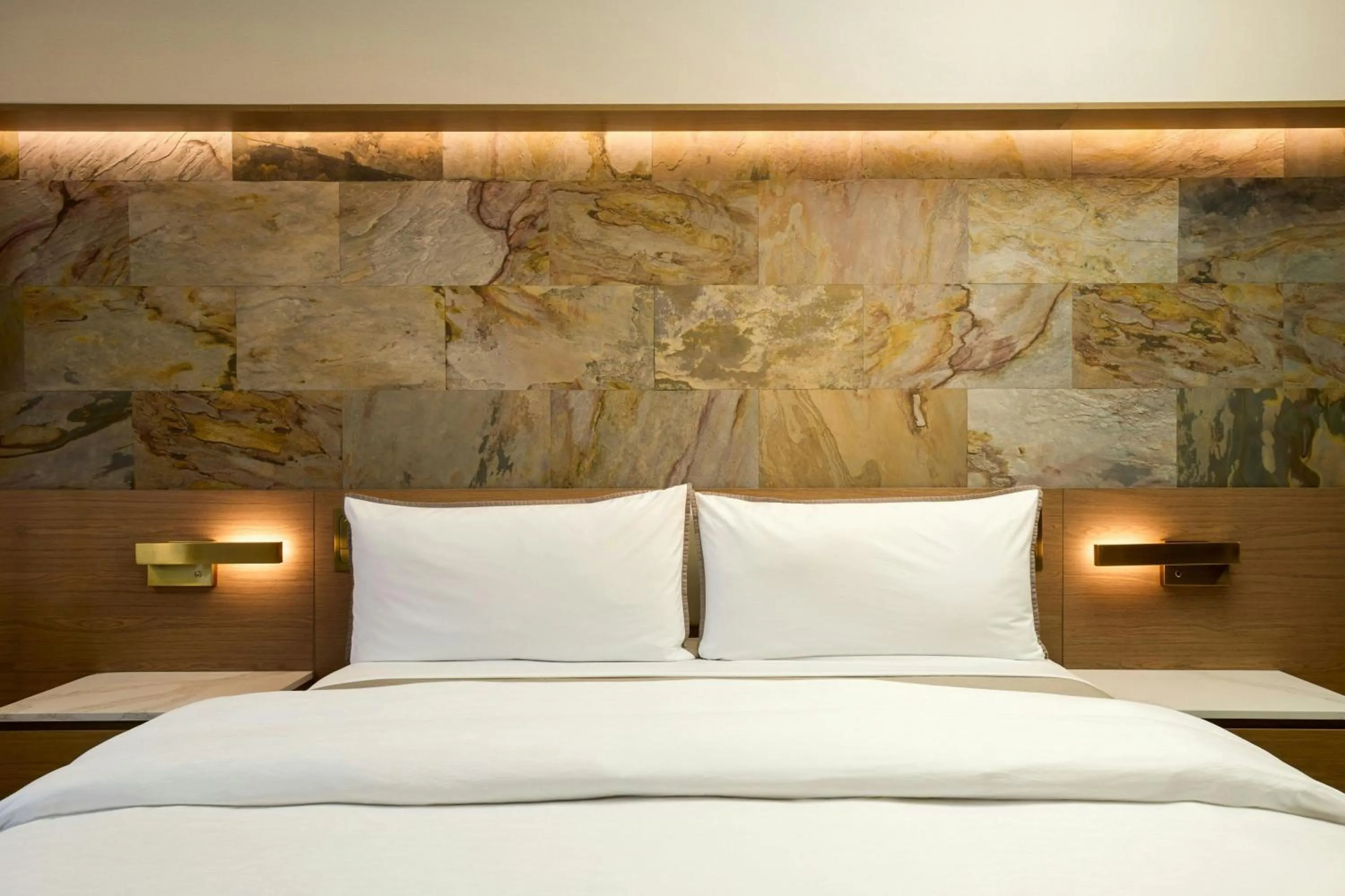 Bedroom, Bed in The Westin Flushing LaGuardia Airport