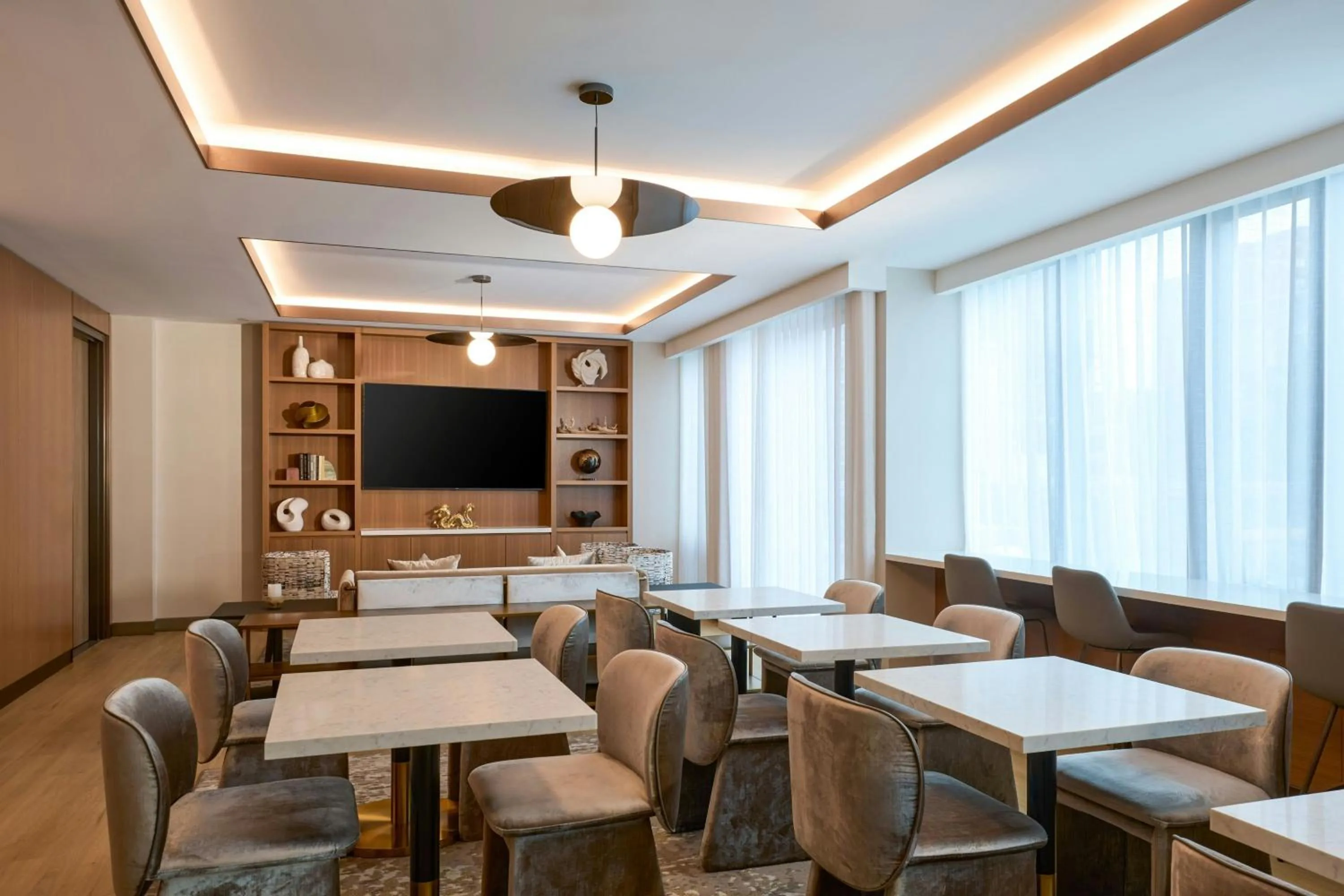 Lounge or bar in The Westin Flushing LaGuardia Airport