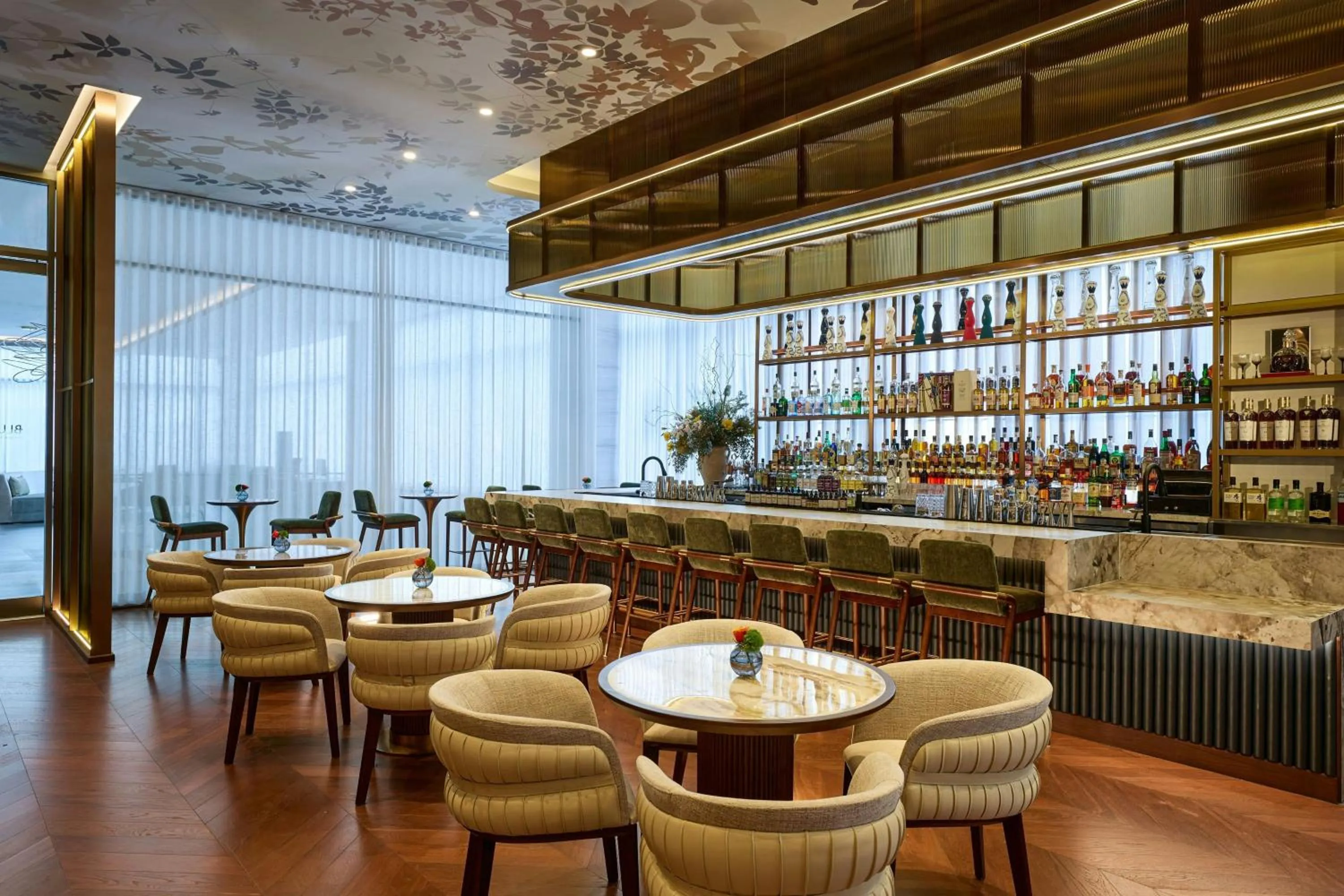 Lounge or bar in The Westin Flushing LaGuardia Airport