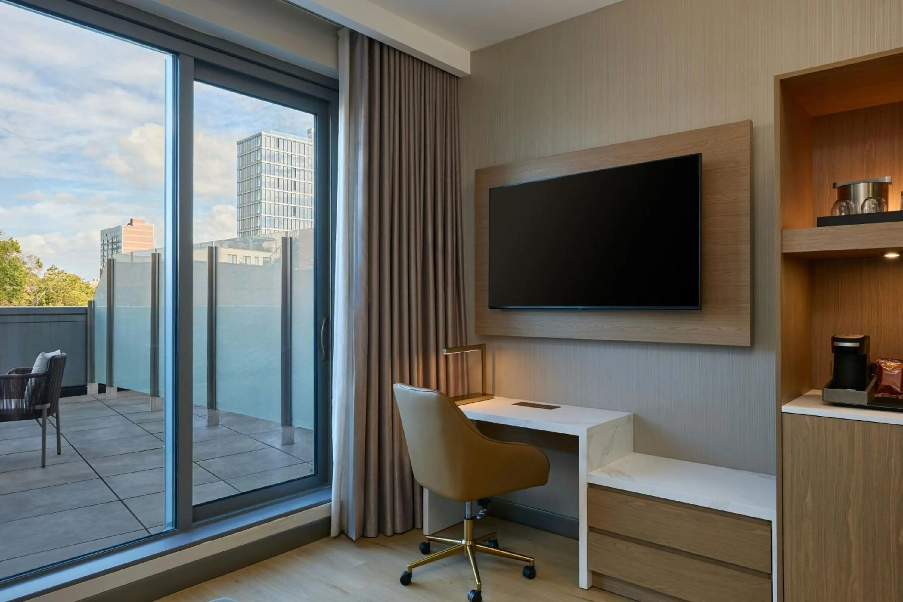 Photo of the whole room in The Westin Flushing LaGuardia Airport