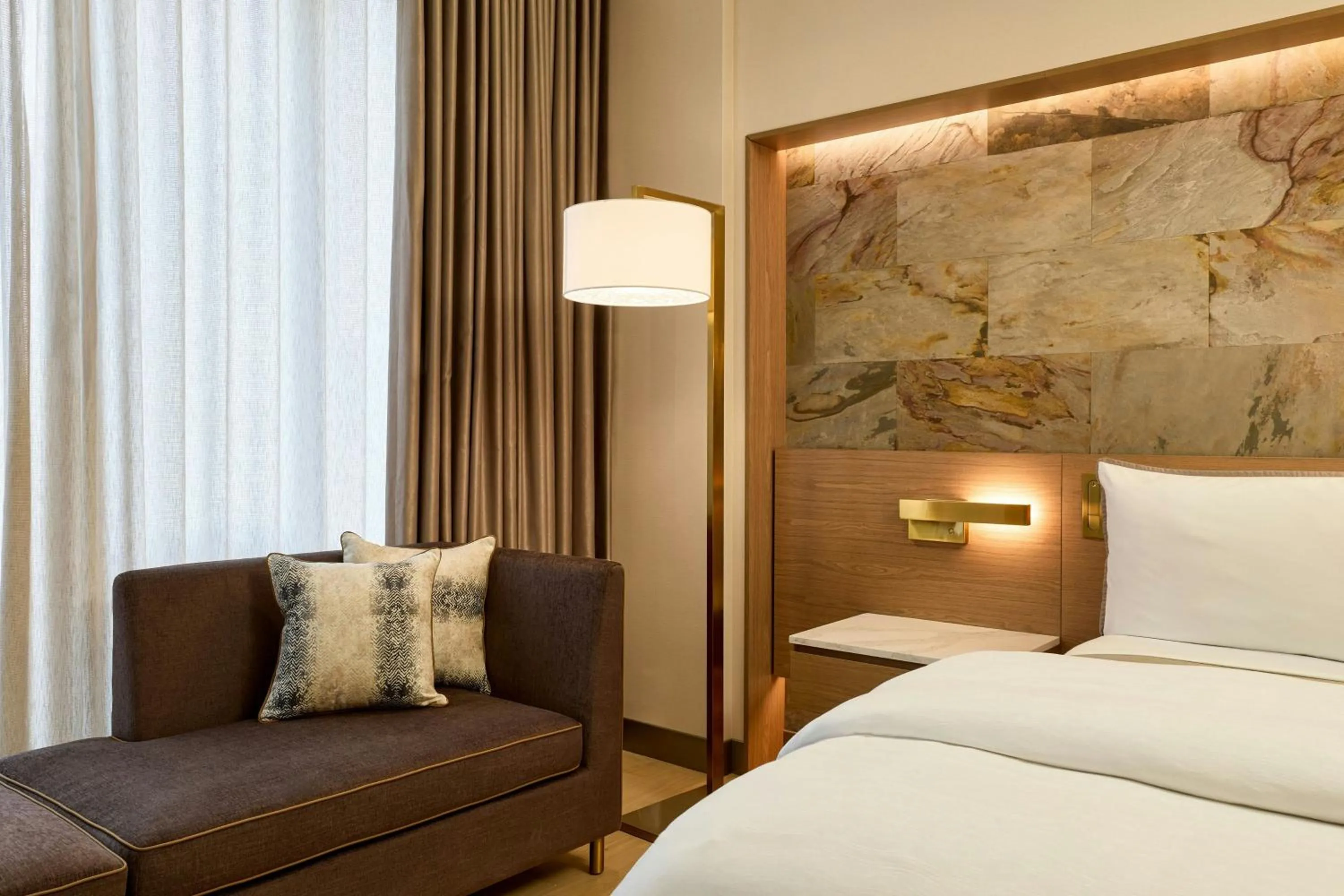 Bedroom, Bed in The Westin Flushing LaGuardia Airport