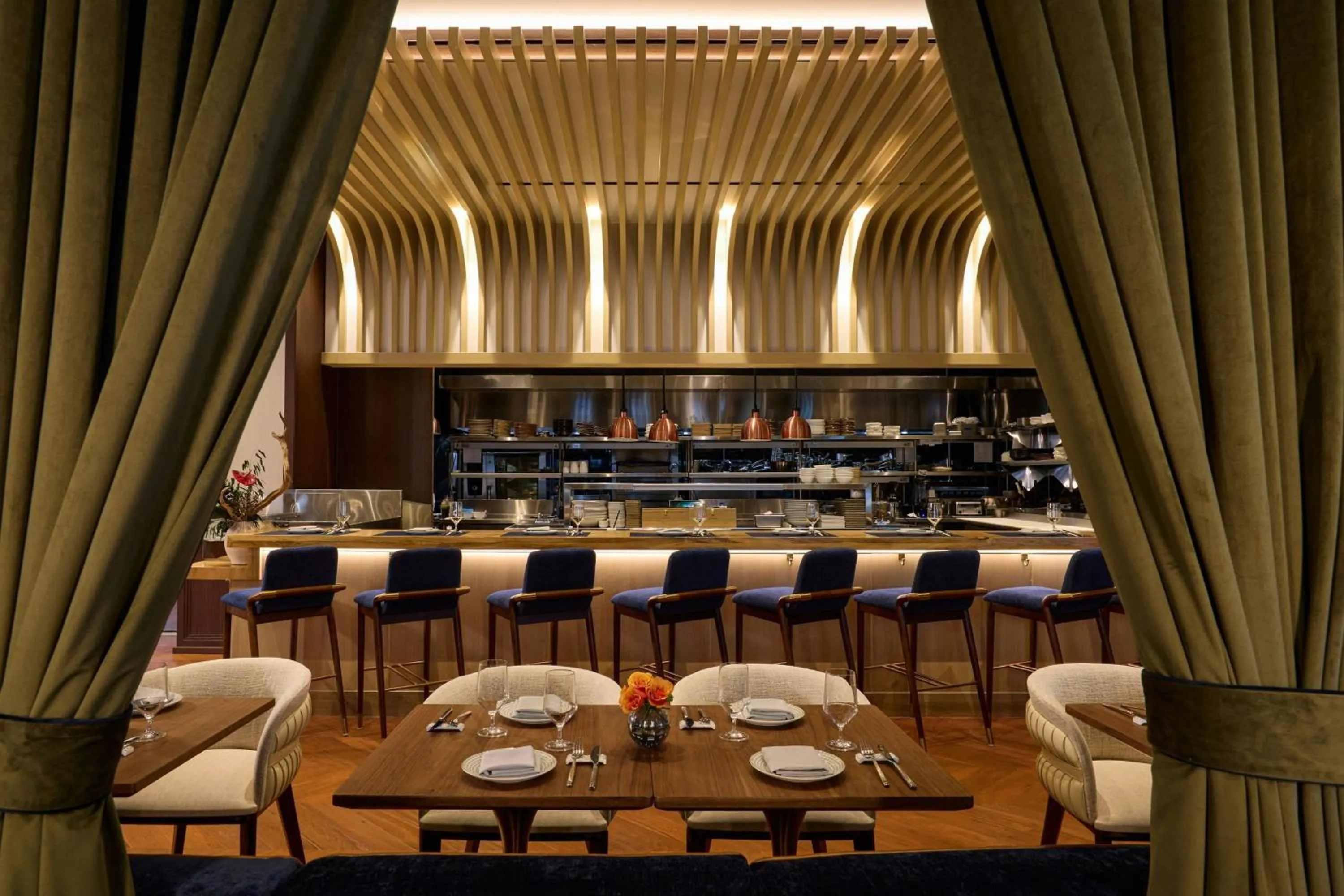 Lounge or bar in The Westin Flushing LaGuardia Airport