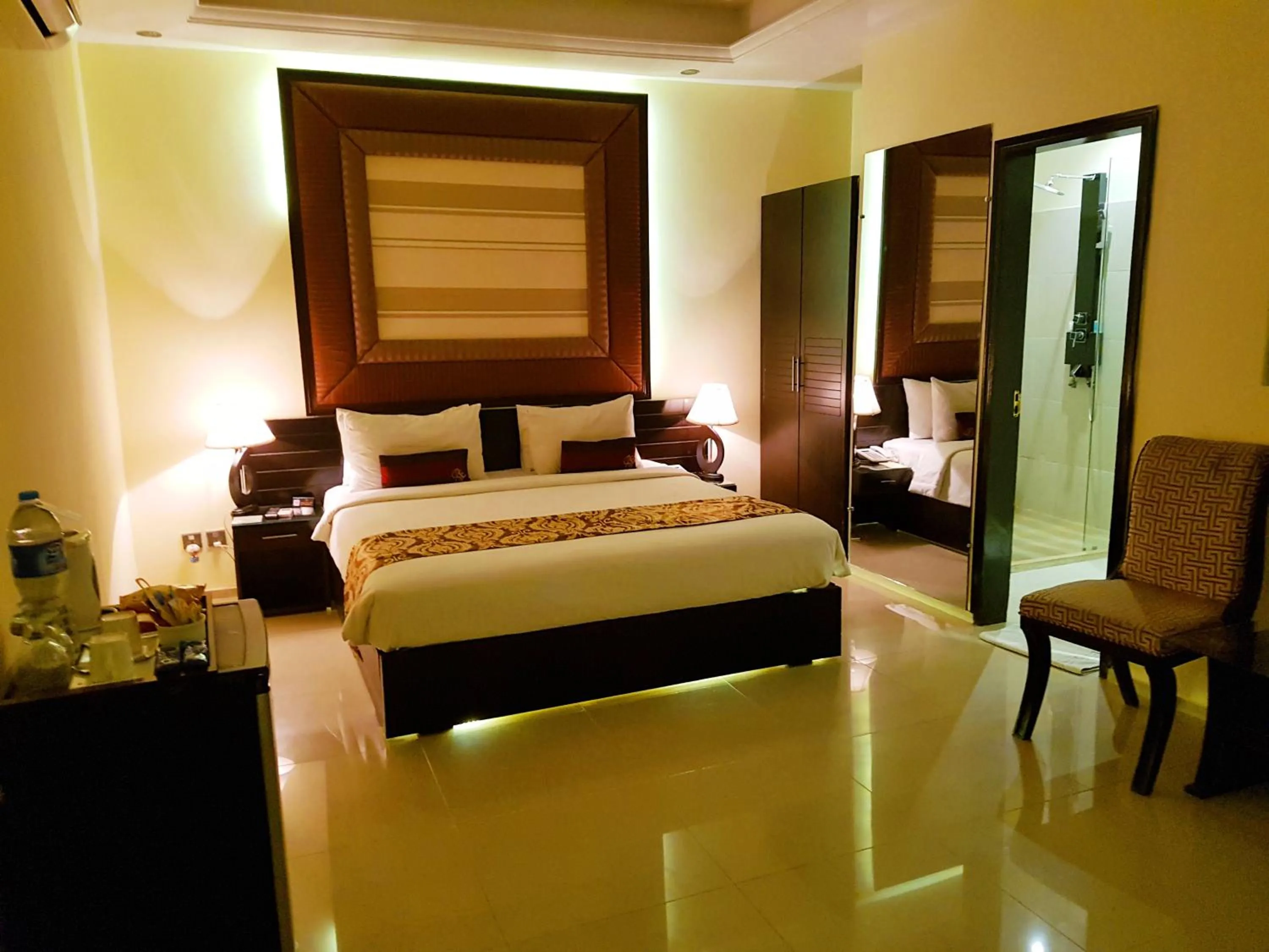 Photo of the whole room in Grand Enclave