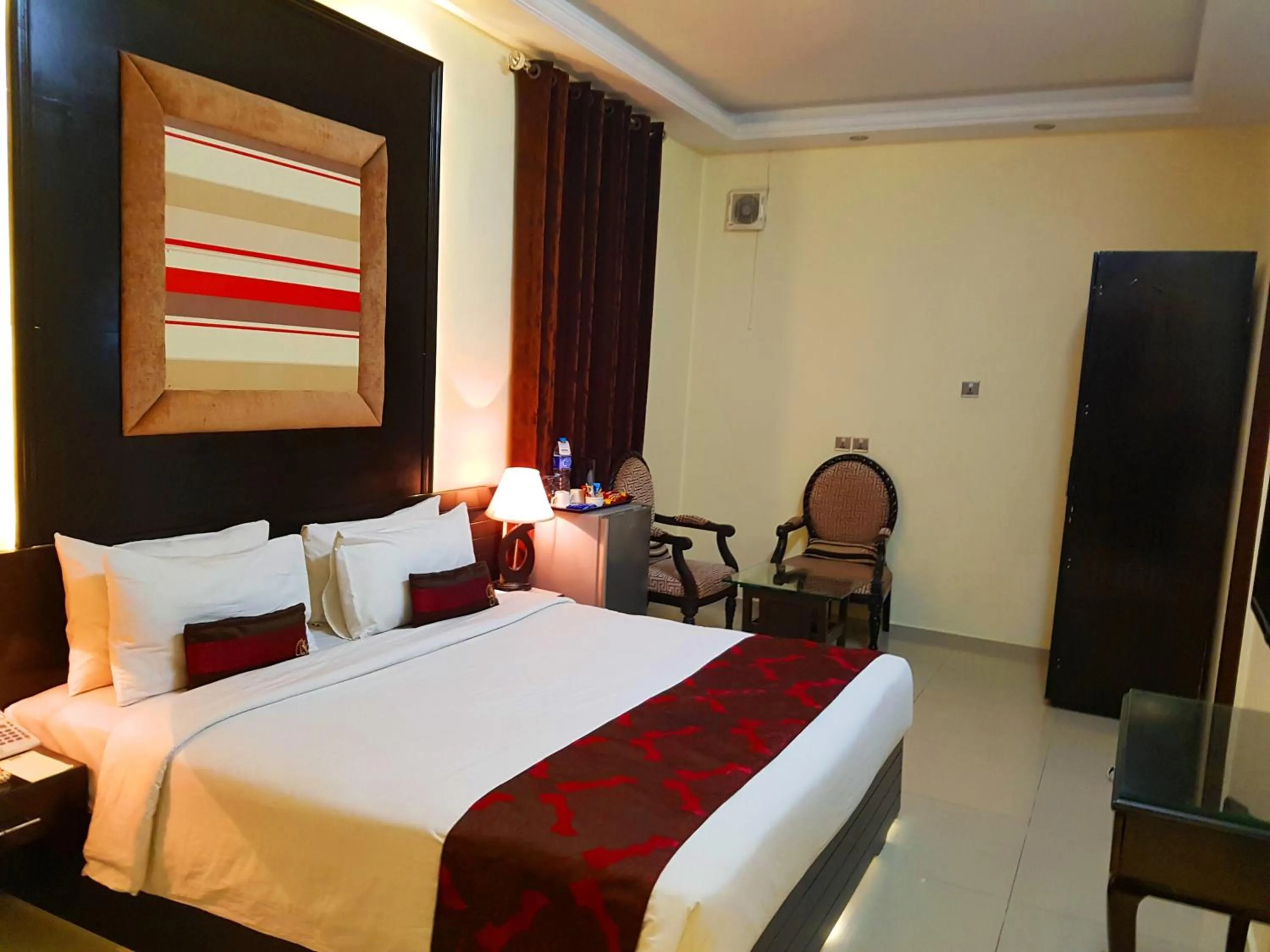 Photo of the whole room in Grand Enclave