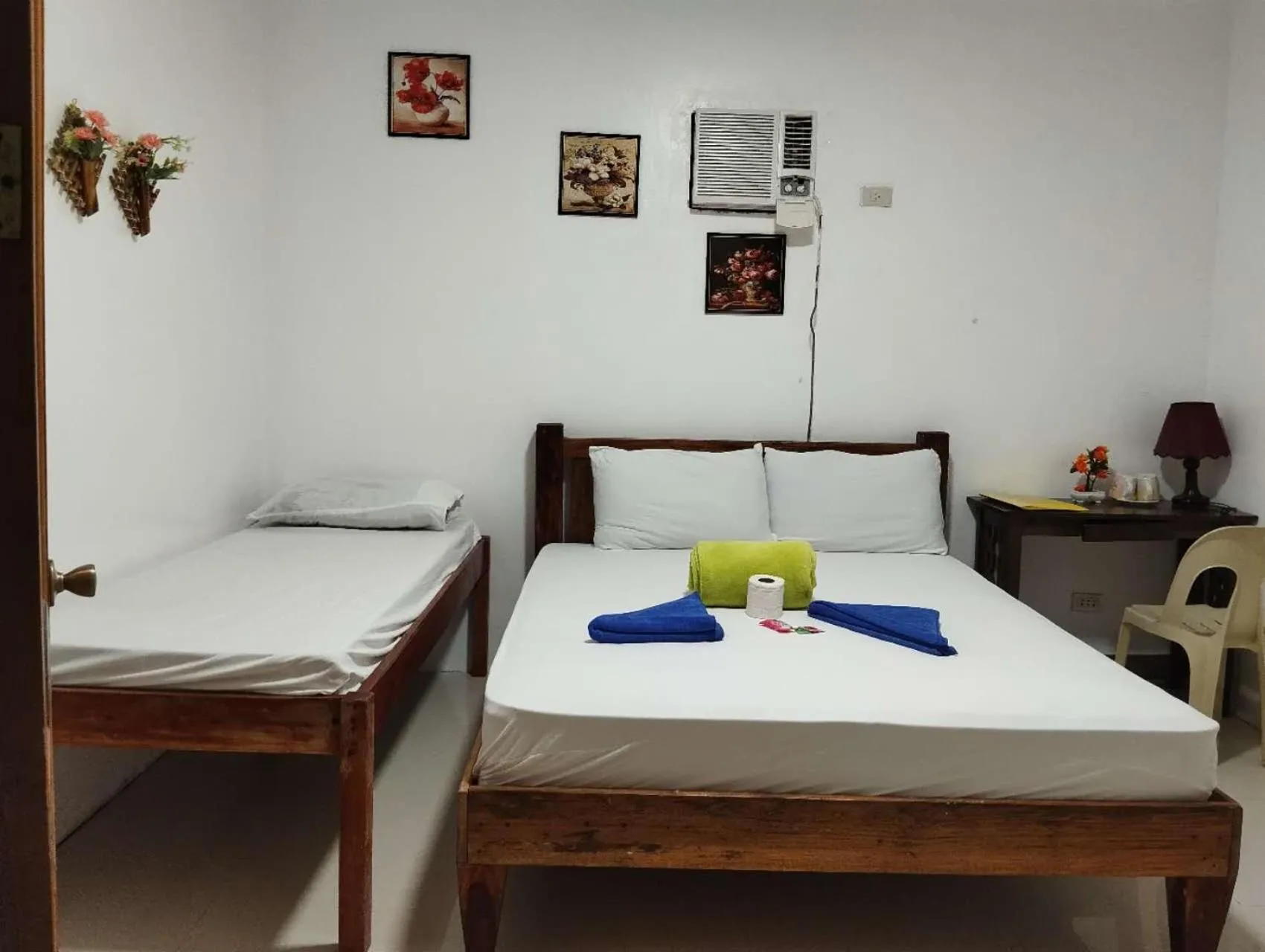 Bed in AlonaBeach Tourist Inn