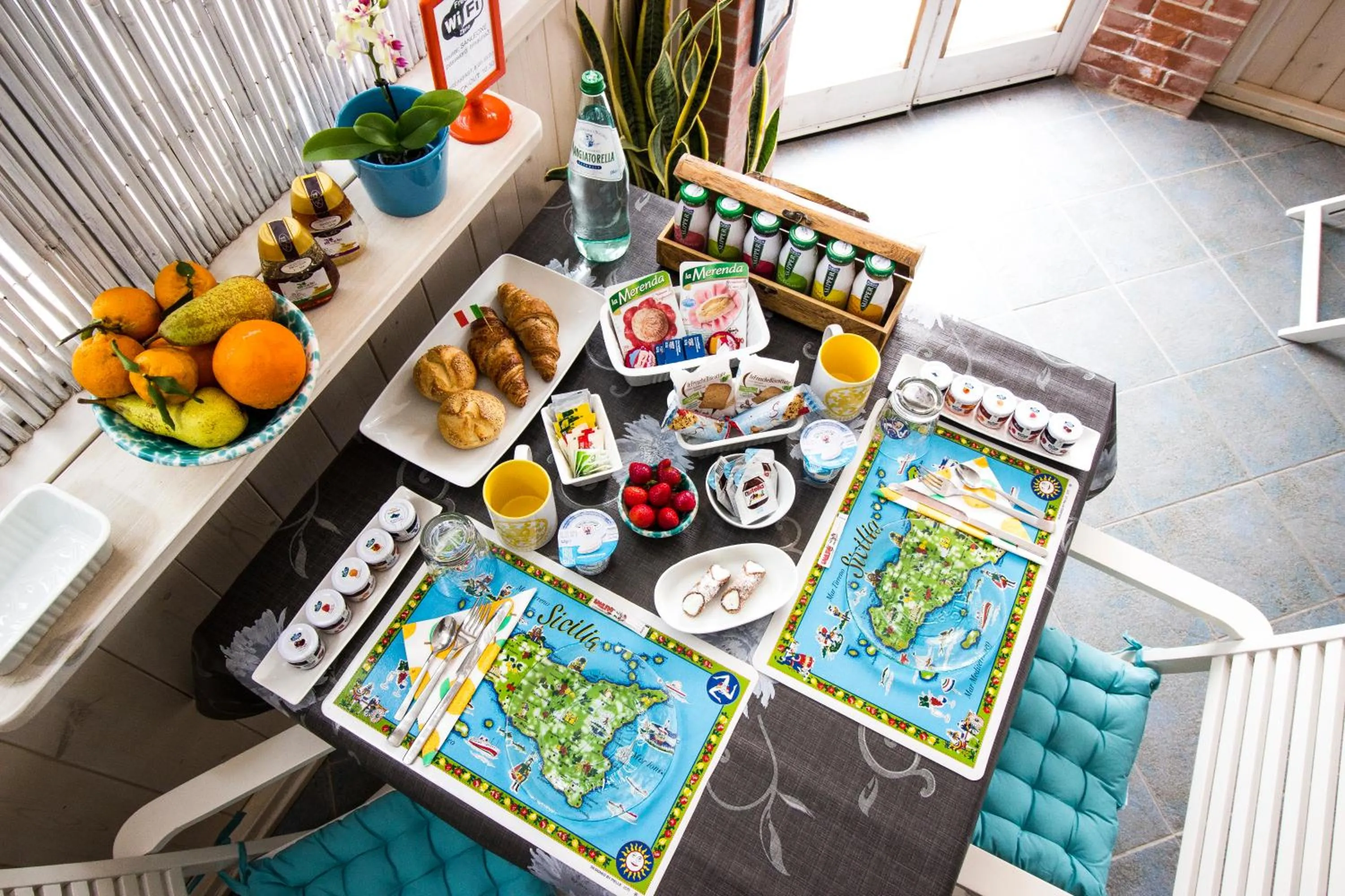 Communal lounge/ TV room in B&B San Leone