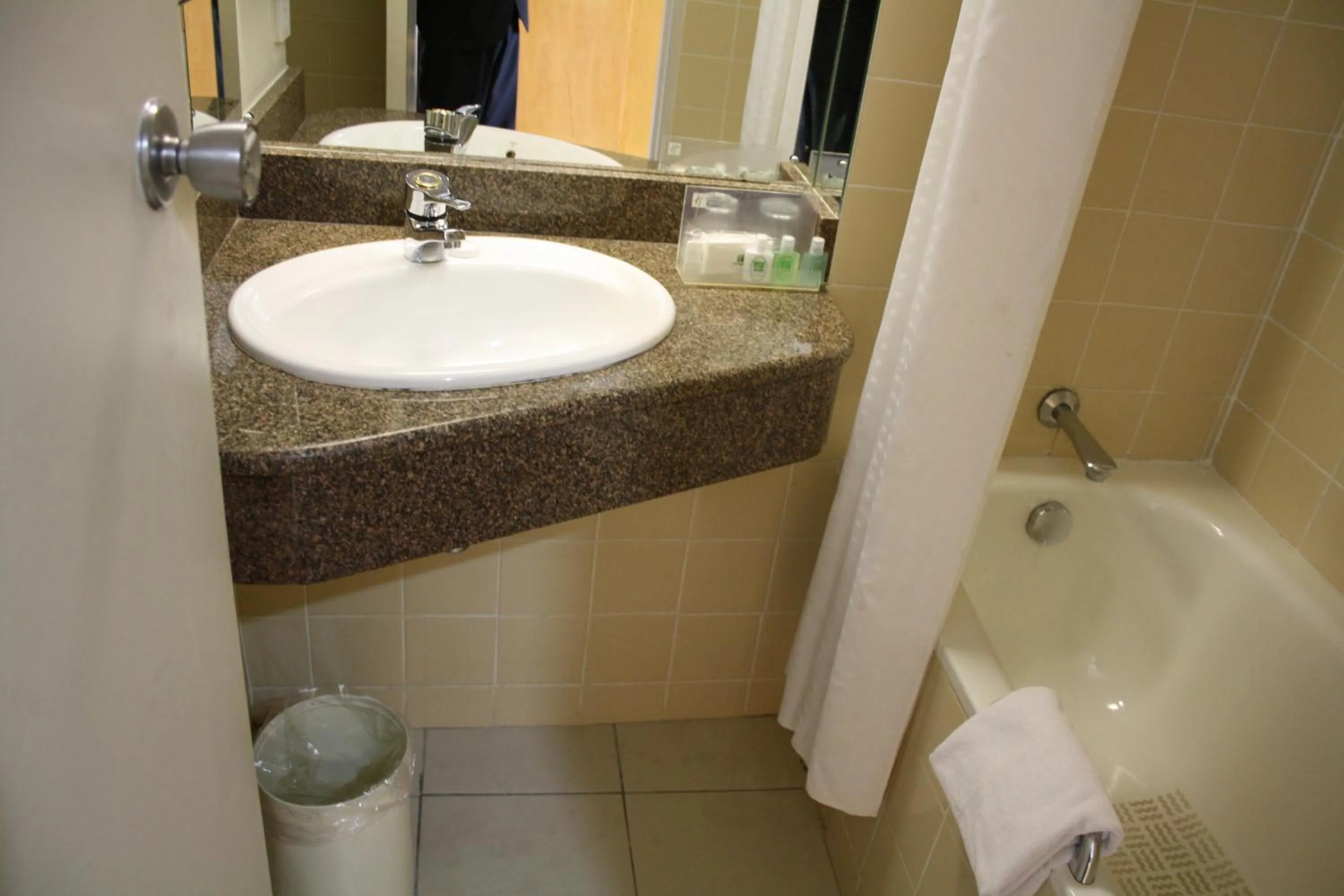 Bathroom in Cresta Oasis Hotel