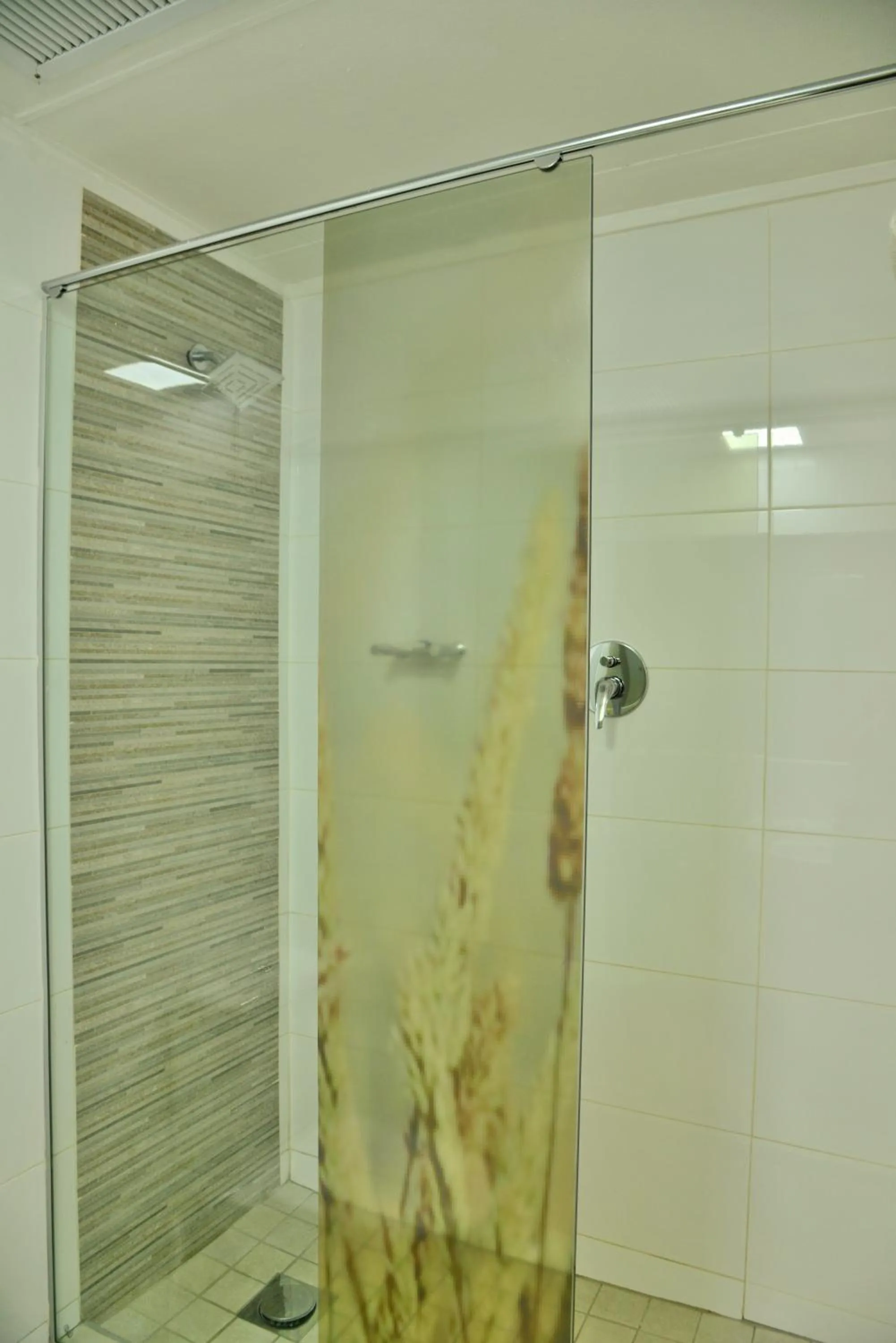 Shower in Cresta Oasis Hotel