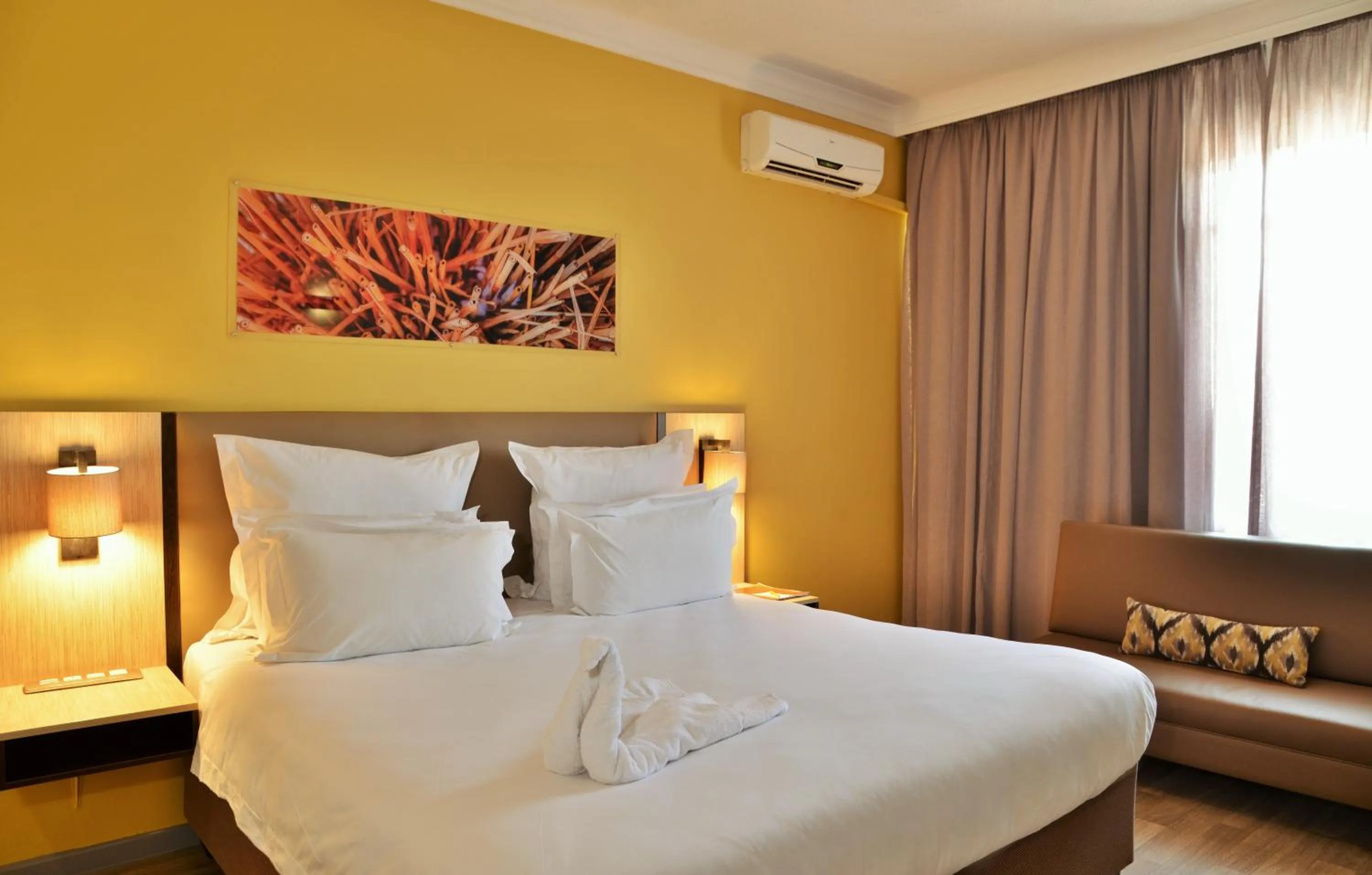 Bedroom, Bed in Cresta Oasis Hotel