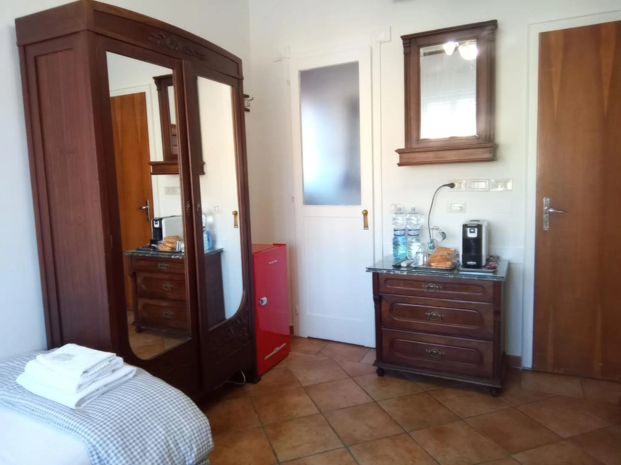 Twin Room with Private Bathroom in Villa Fiorita