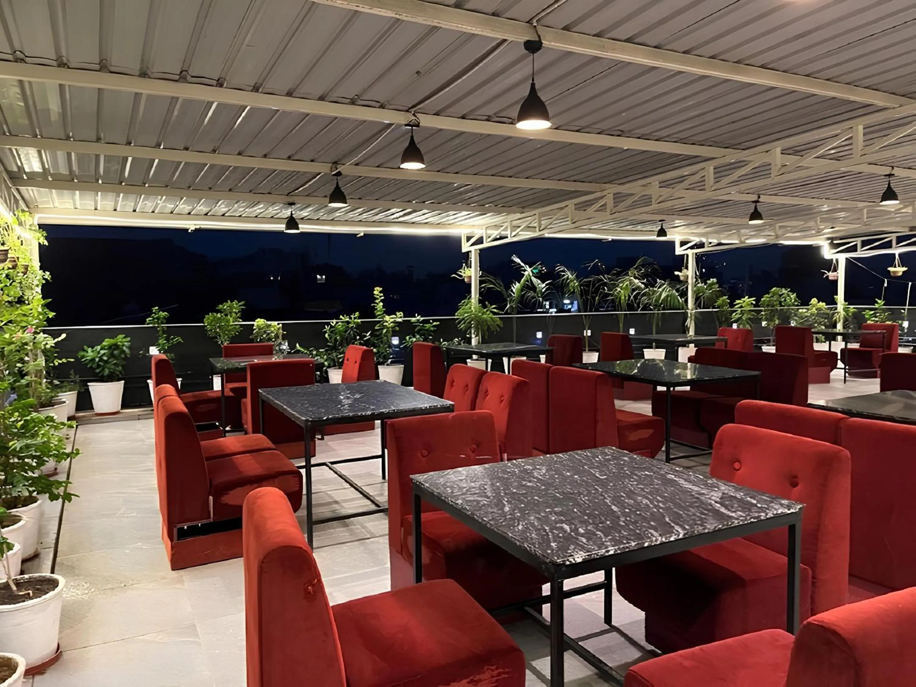 Restaurant/places to eat in Hotel Nikanshvee