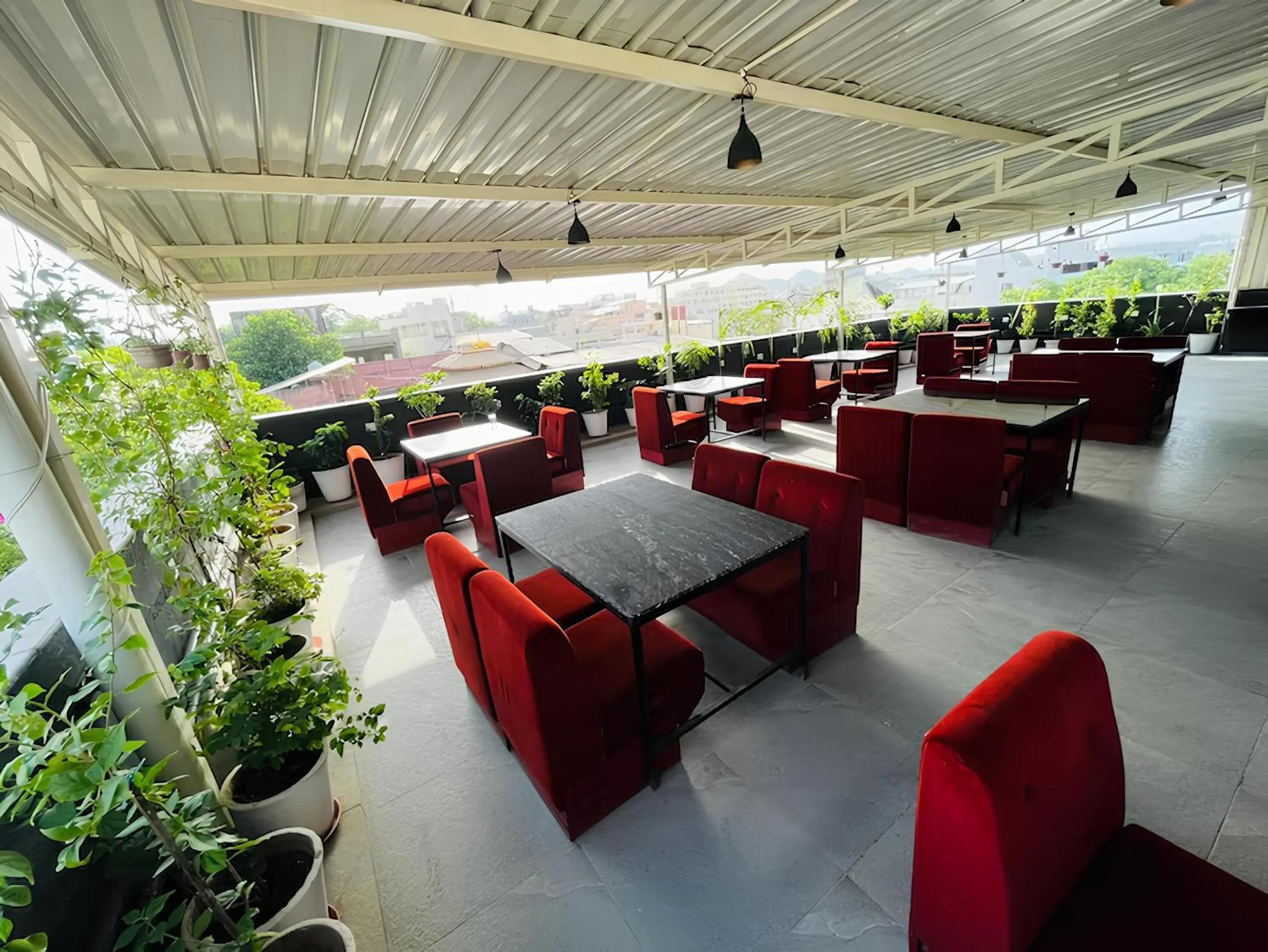 Restaurant/places to eat in Hotel Nikanshvee