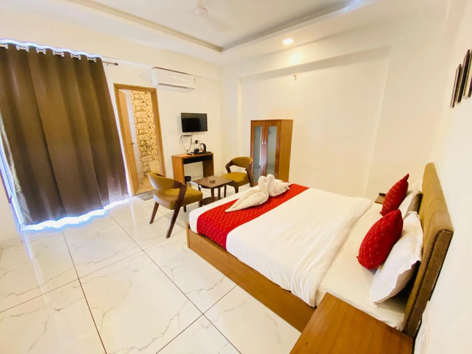 Photo of the whole room, Bed in Hotel Nikanshvee