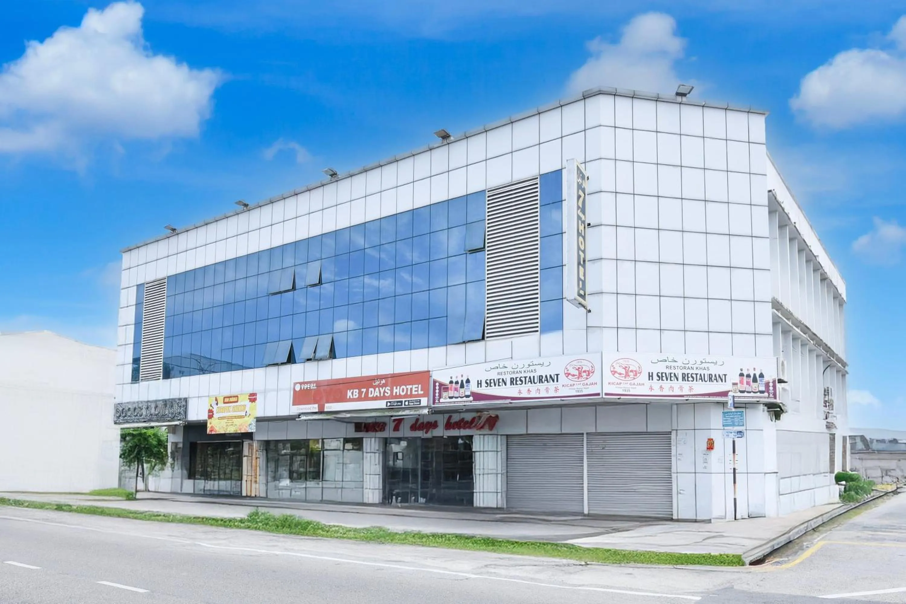 Facade/entrance in Hotel O KB Near Siti Khadijah Market Formerly KB 7 Days