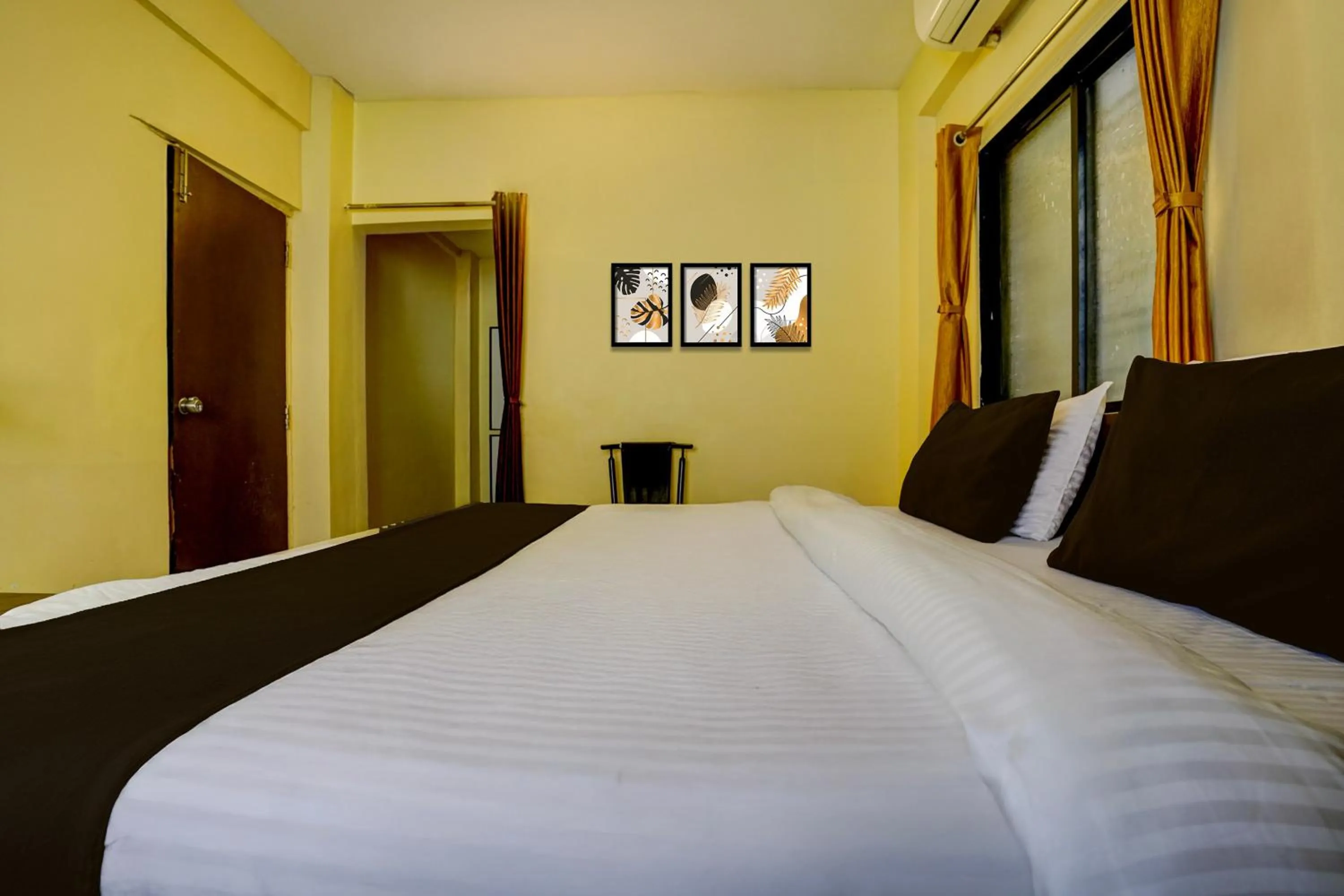 Bedroom, Bed in Super Hotel O Sainagar Shirdi Railway Junction Formerly Sai Vyankatesh Residency
