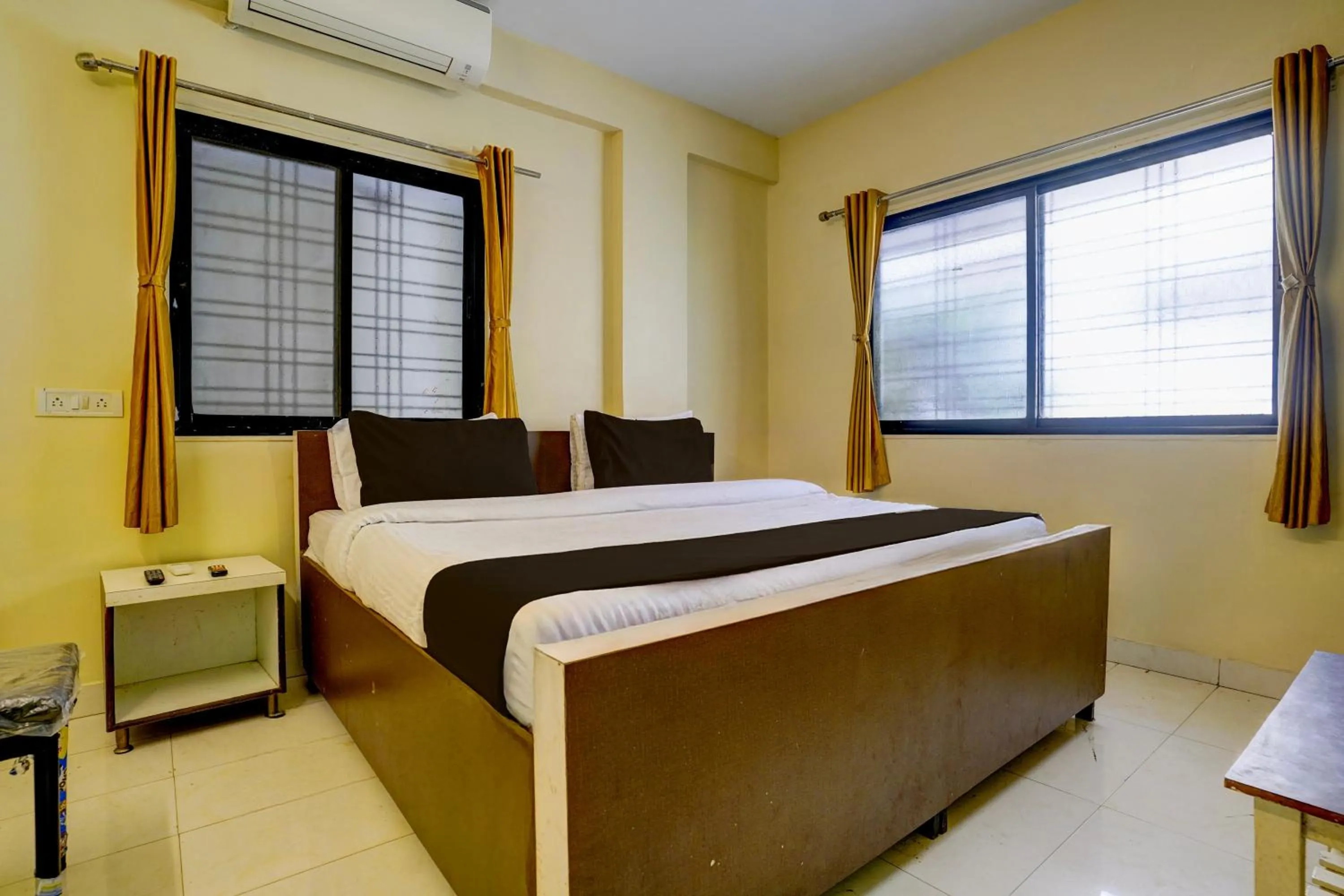 Bedroom, Bed in Super Hotel O Sainagar Shirdi Railway Junction Formerly Sai Vyankatesh Residency