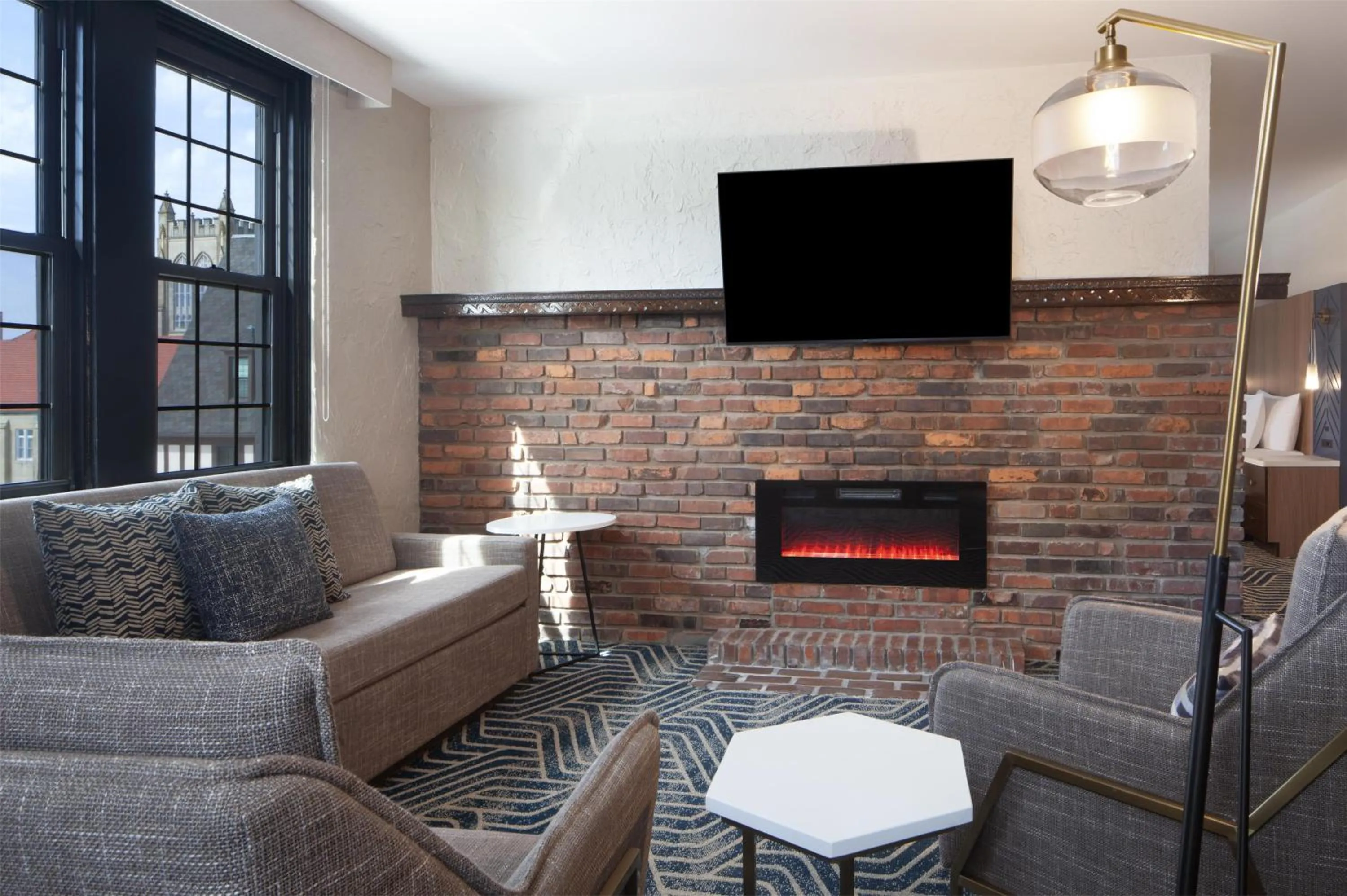 TV and multimedia in Hotel Royer Urbana Champaign, Tapestry Collection by Hilton