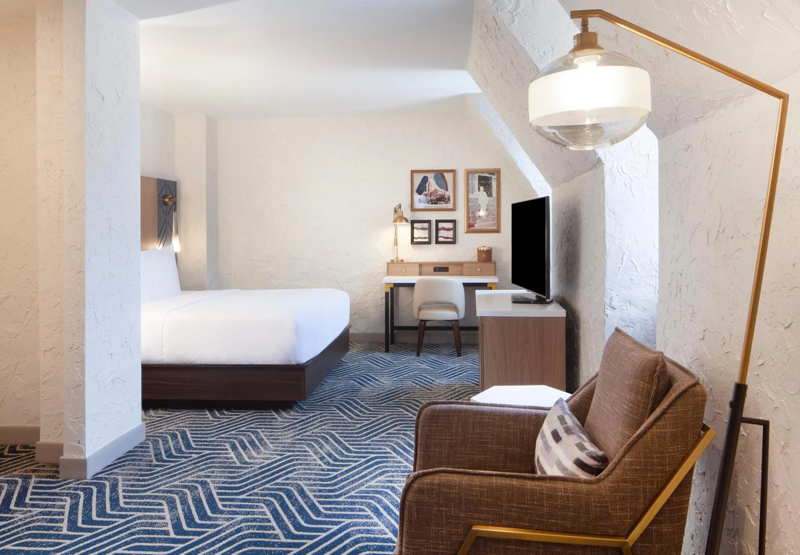 TV and multimedia, Bed in Hotel Royer Urbana Champaign, Tapestry Collection by Hilton