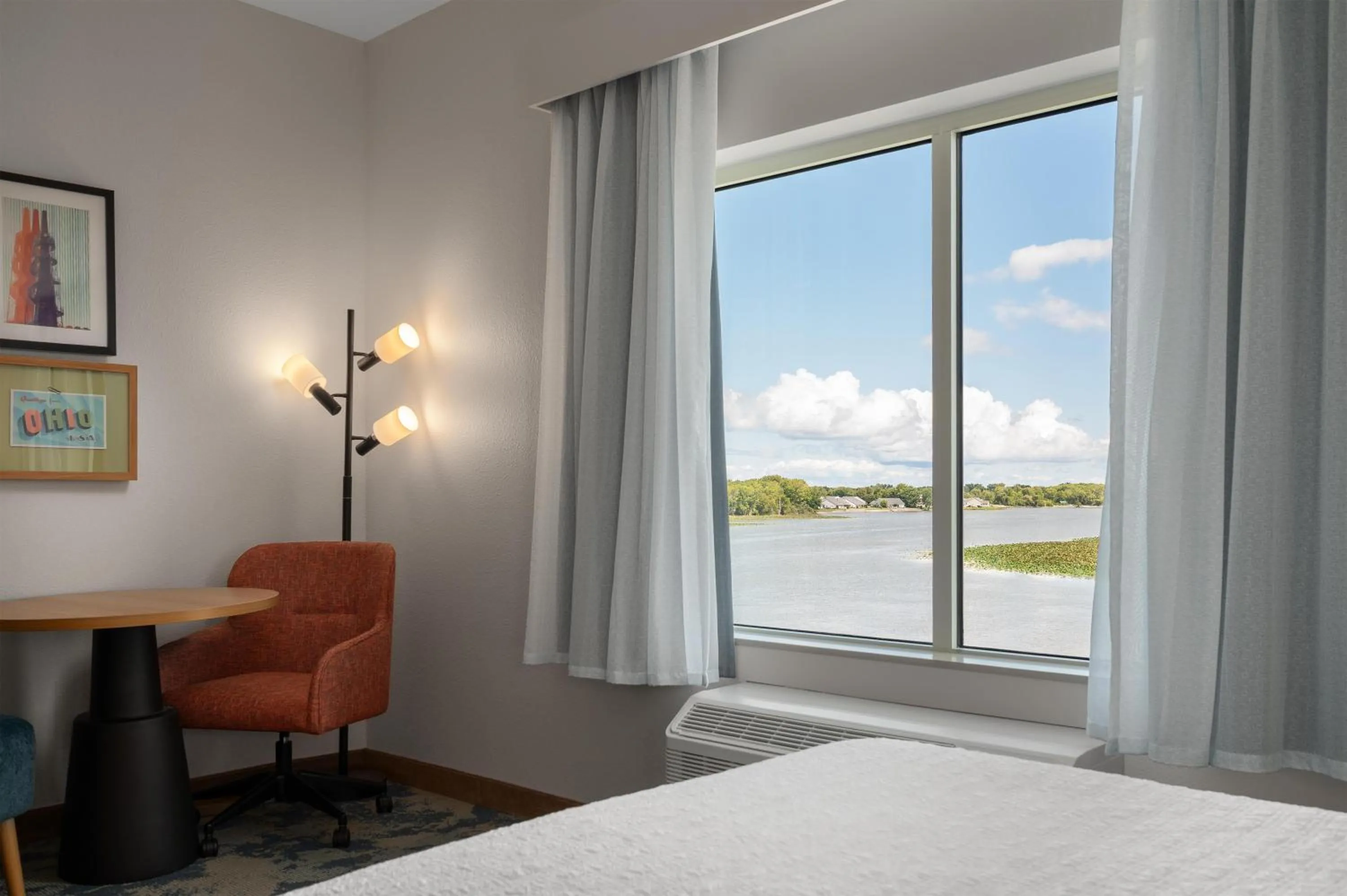 Bed in Hampton Inn & Suites By Hilton Port Clinton Catawba Island