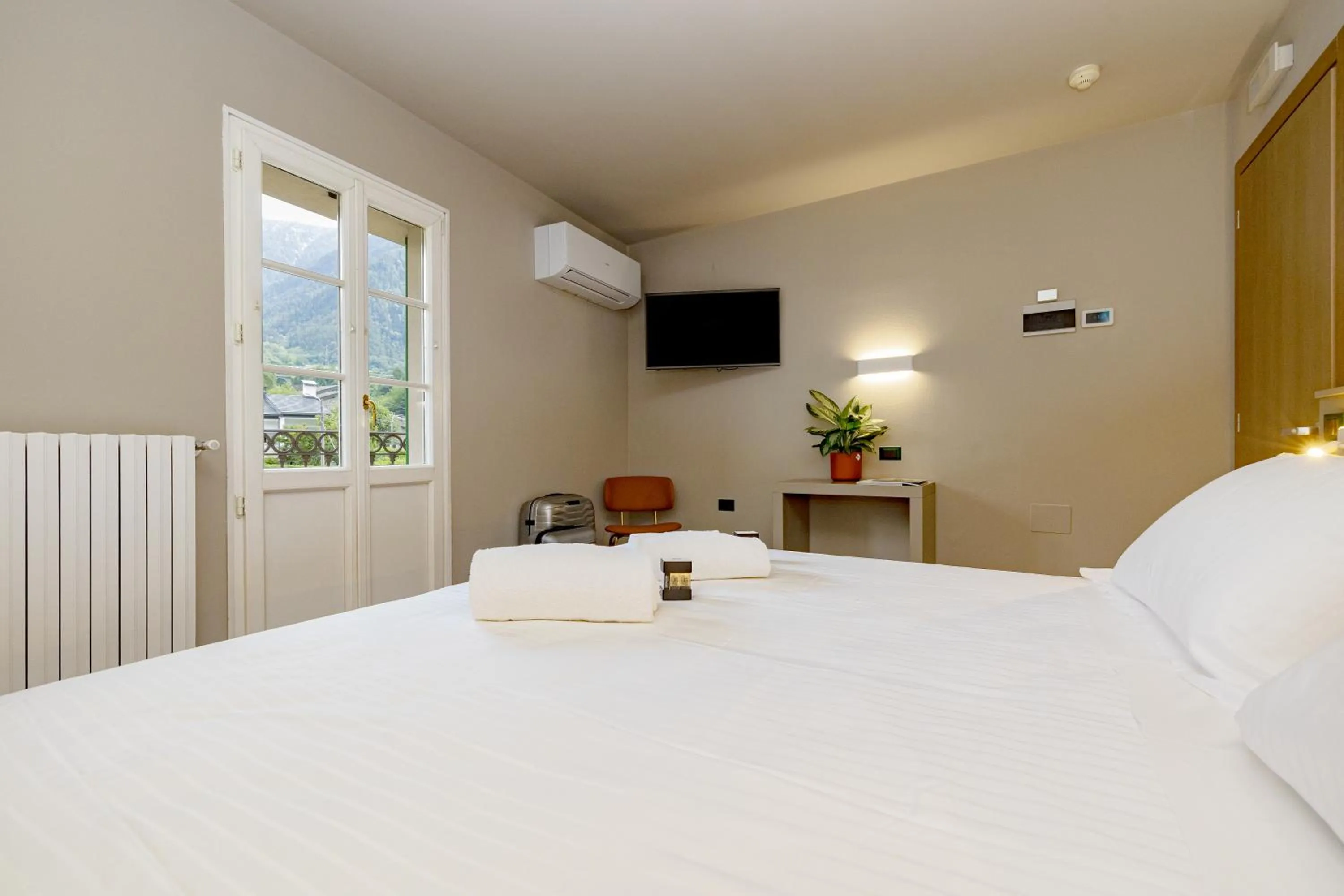 Bed in Hotel Ristorante Val America