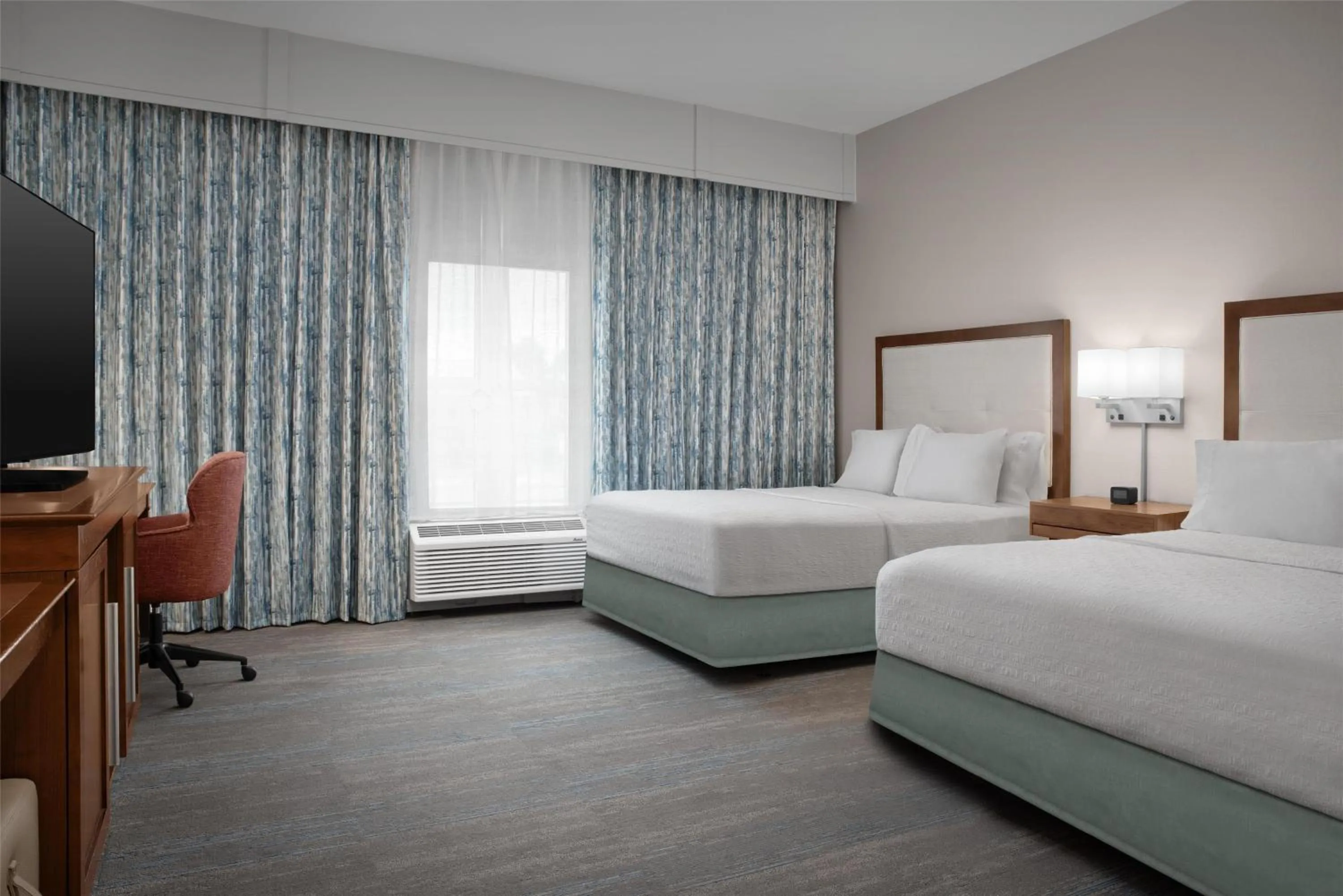 Bed in Hampton Inn and Suites by Hilton Vero Beach-Downtown