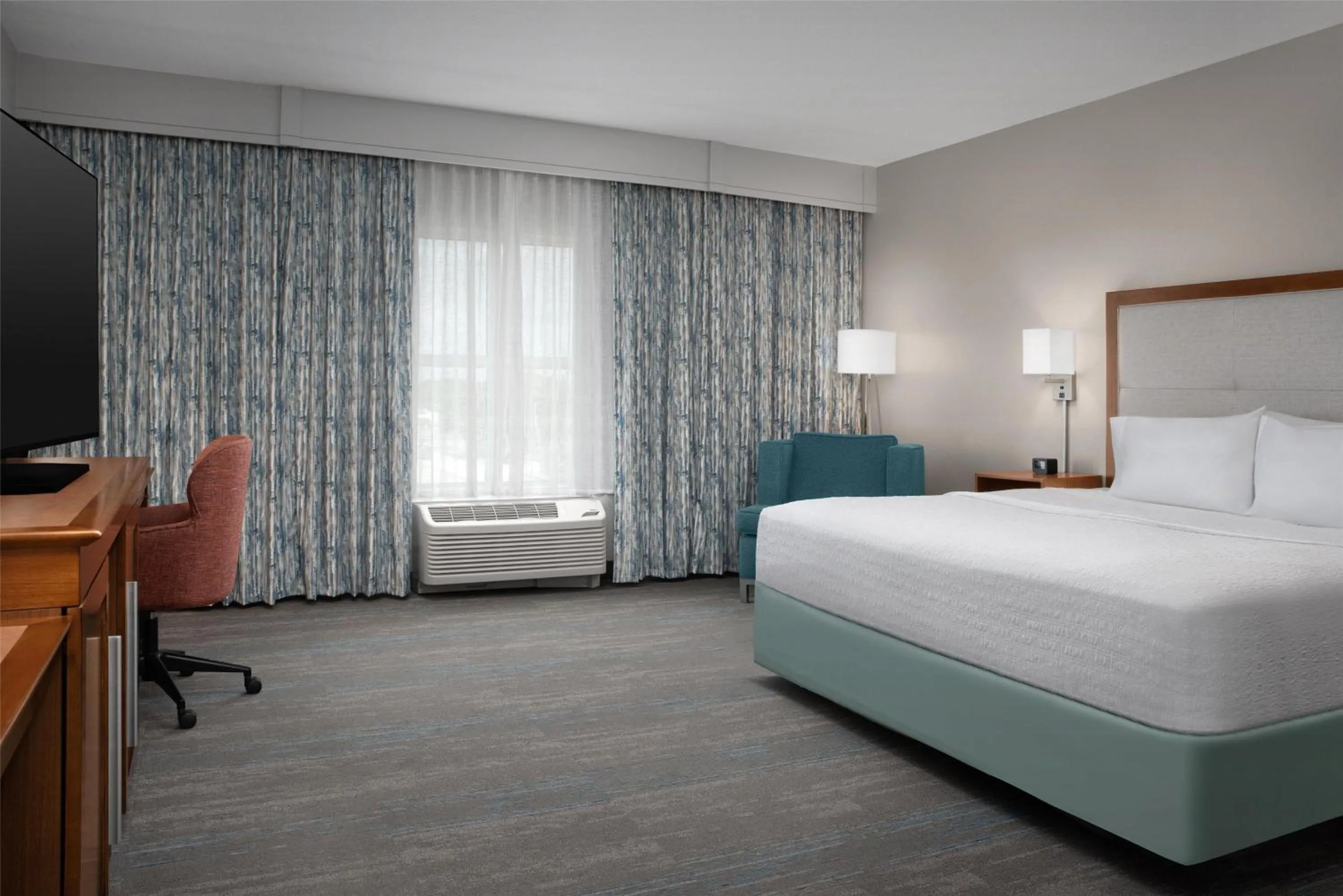Bed in Hampton Inn and Suites by Hilton Vero Beach-Downtown