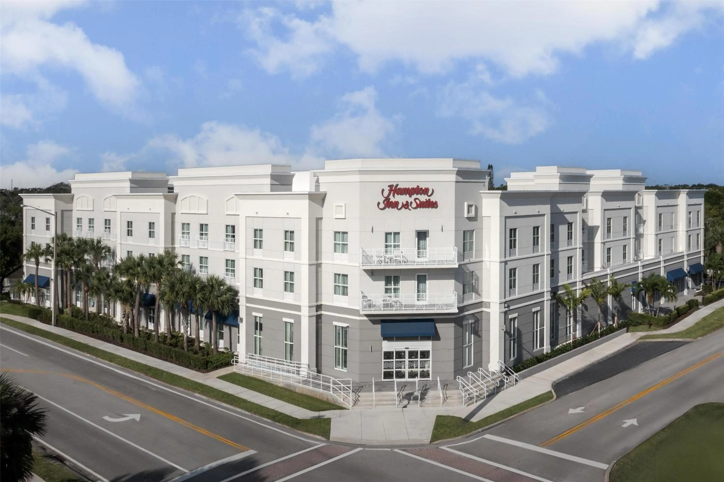 Property building in Hampton Inn and Suites by Hilton Vero Beach-Downtown