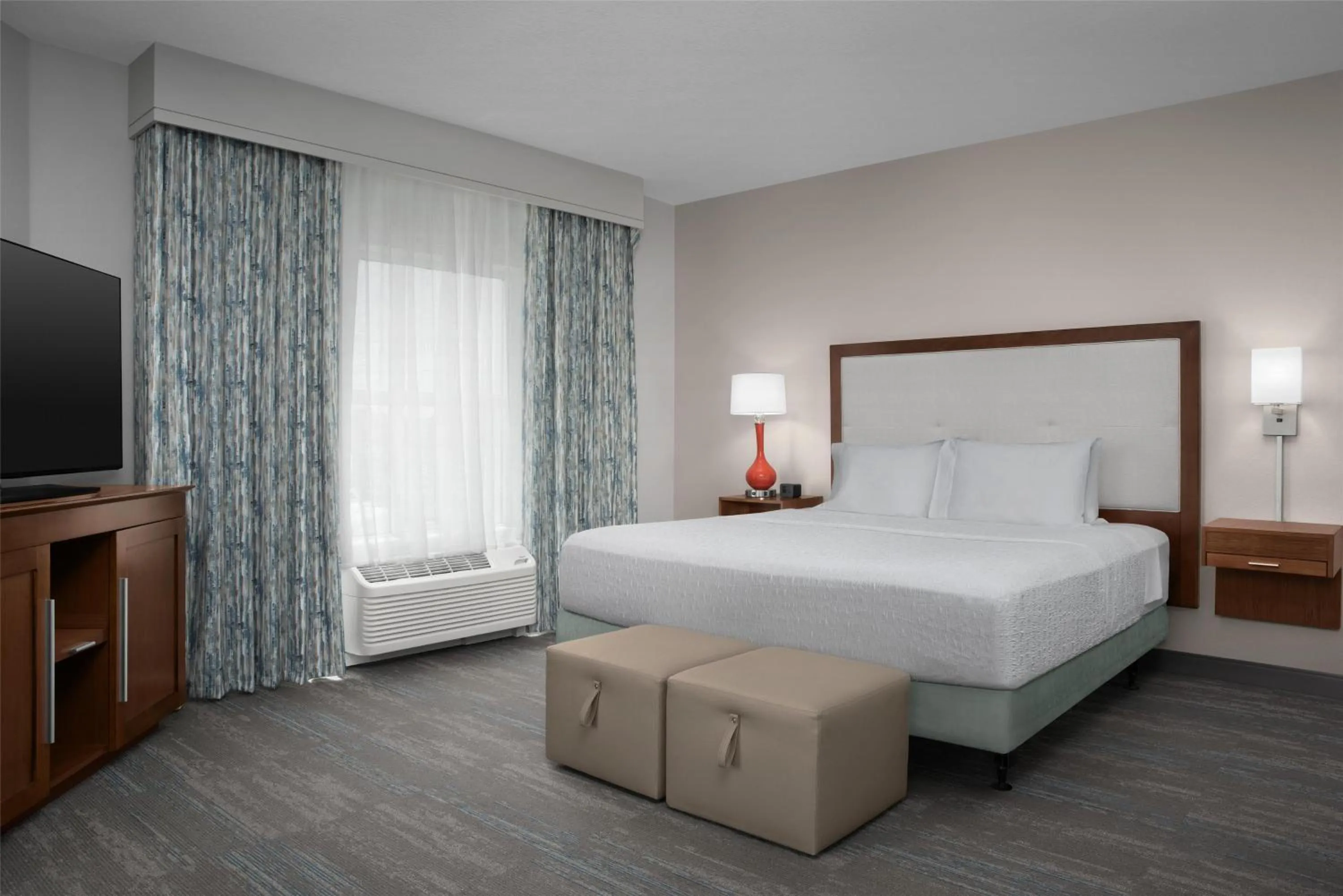 Bed in Hampton Inn and Suites by Hilton Vero Beach-Downtown