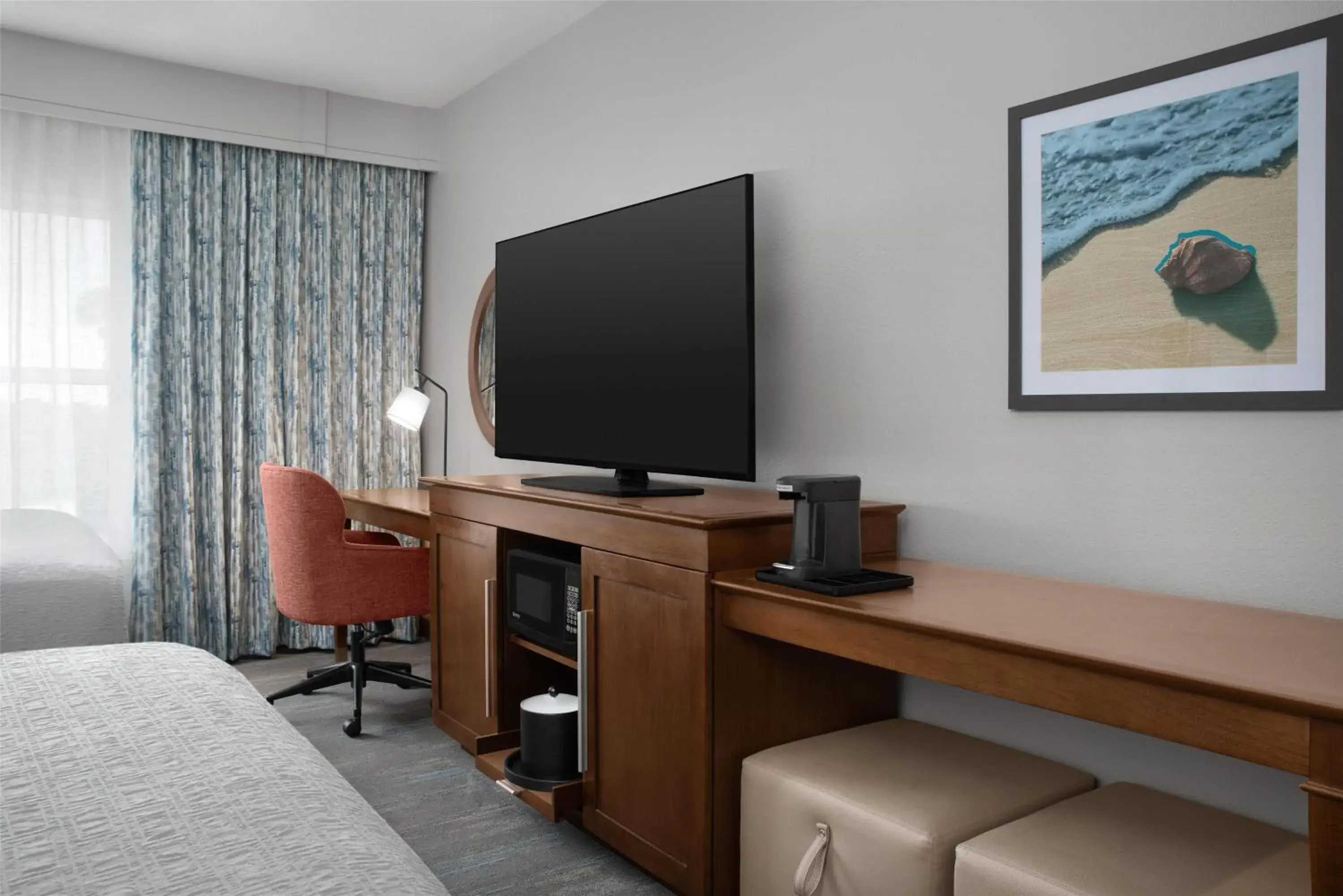 Queen Room with Two Queen Beds - Mobility and Hearing Access/Non-Smoking in Hampton Inn and Suites by Hilton Vero Beach-Downtown Queen Room with Two Queen Beds - Mobility and Hearing Access/Non-Smoking in Hampton Inn and Suites by Hilton Vero Beach-Downtown