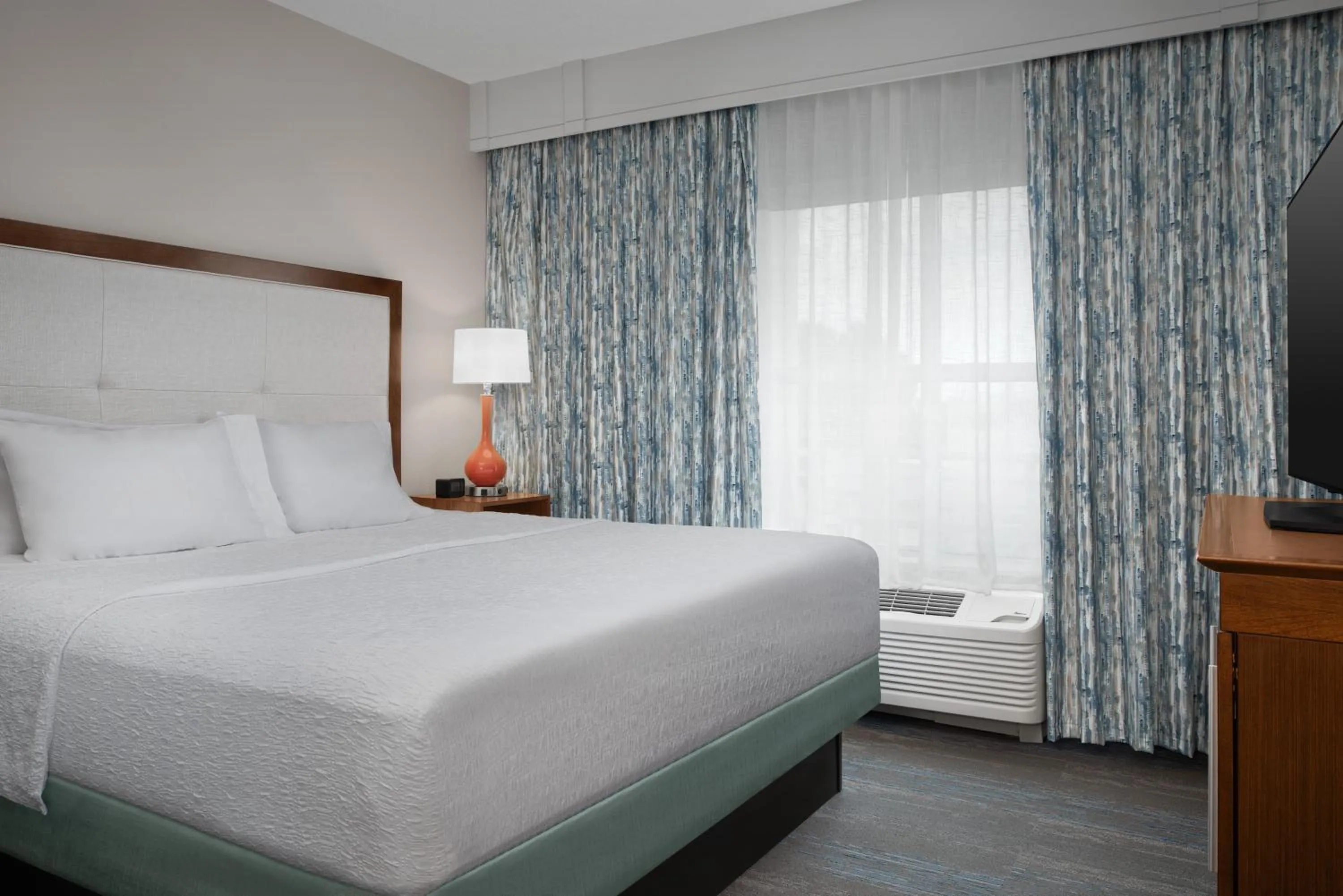 Bedroom, Bed in Hampton Inn and Suites by Hilton Vero Beach-Downtown