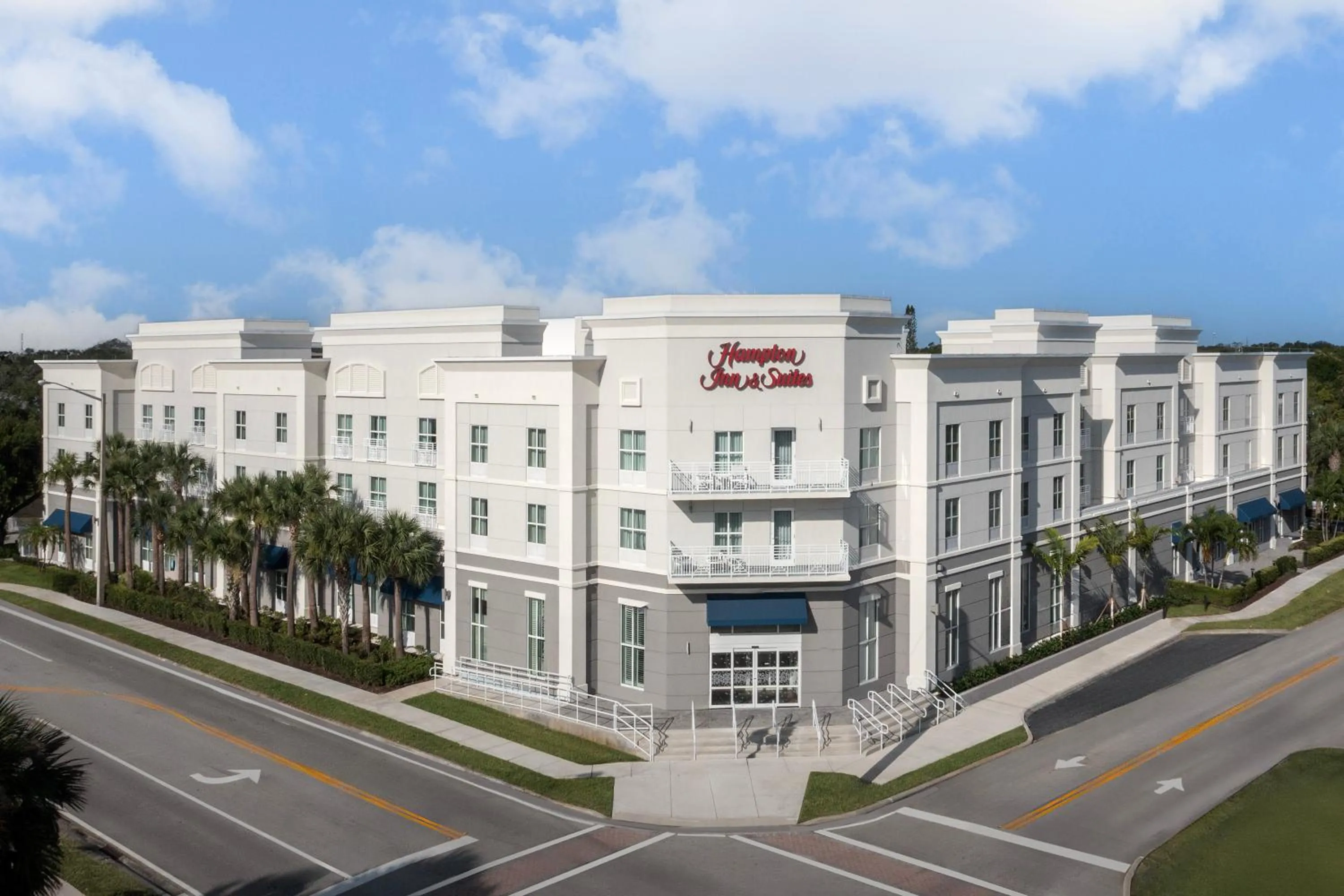 Property building in Hampton Inn and Suites by Hilton Vero Beach-Downtown