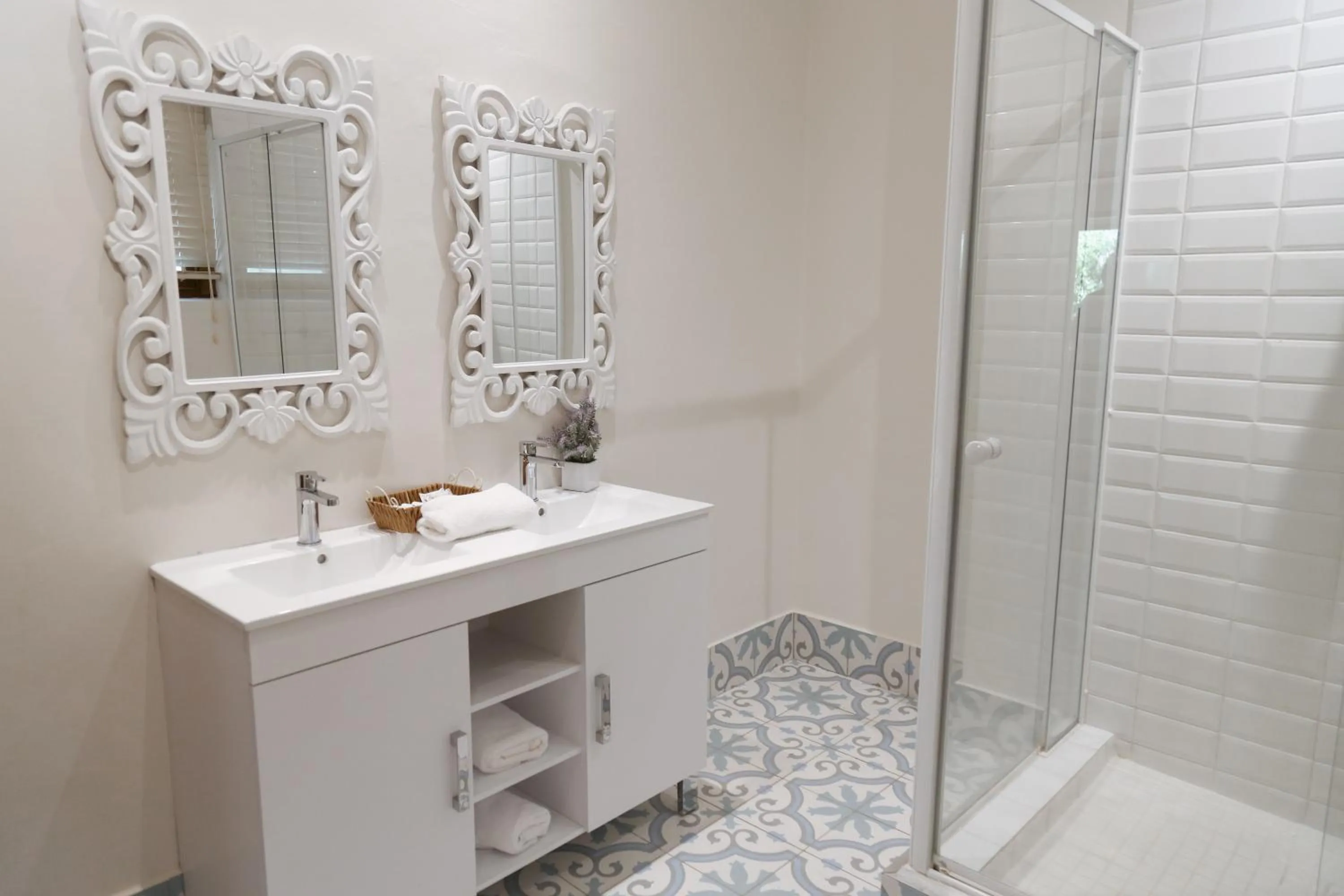 Shower in Le Pommier Wine Estate