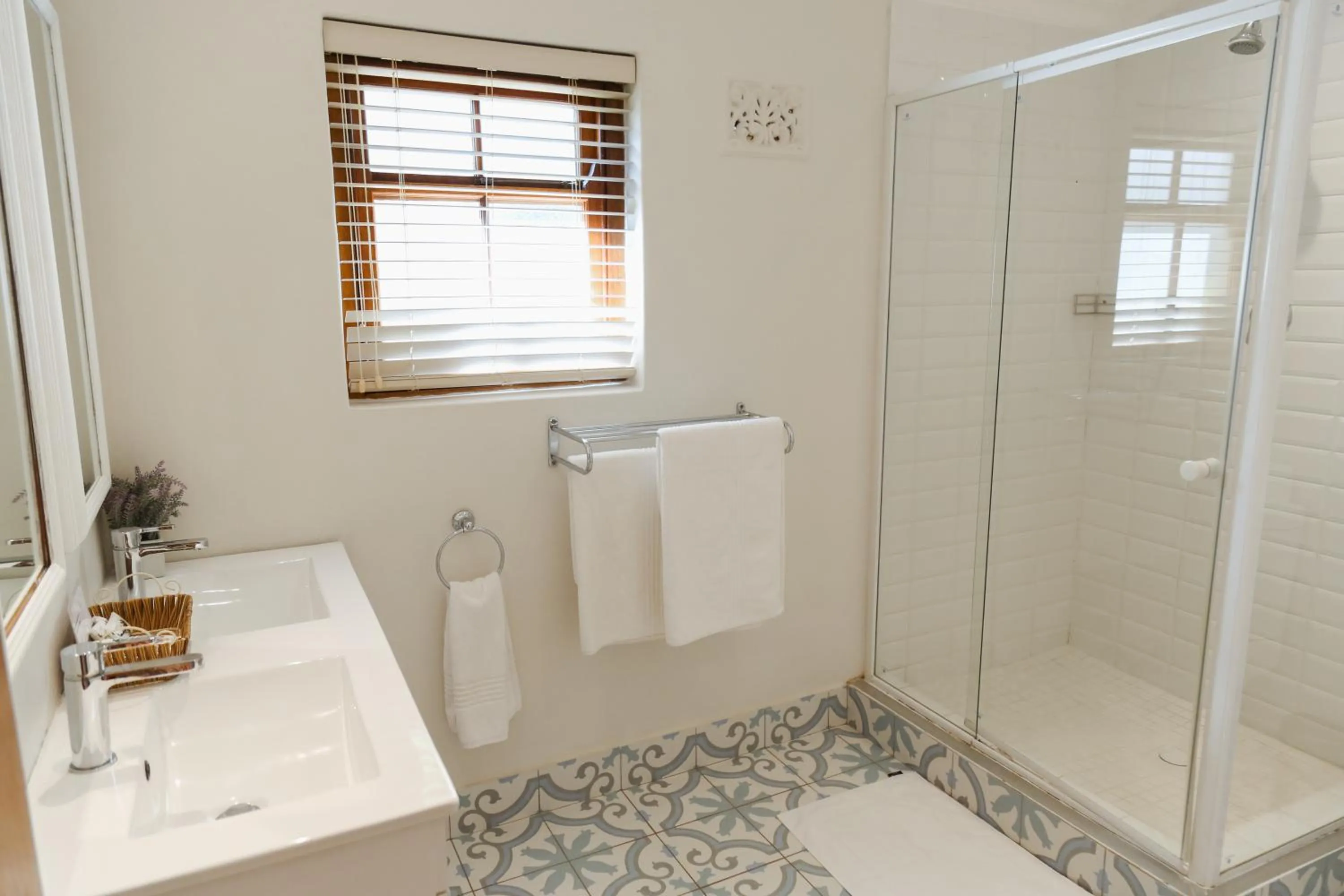 Shower in Le Pommier Wine Estate