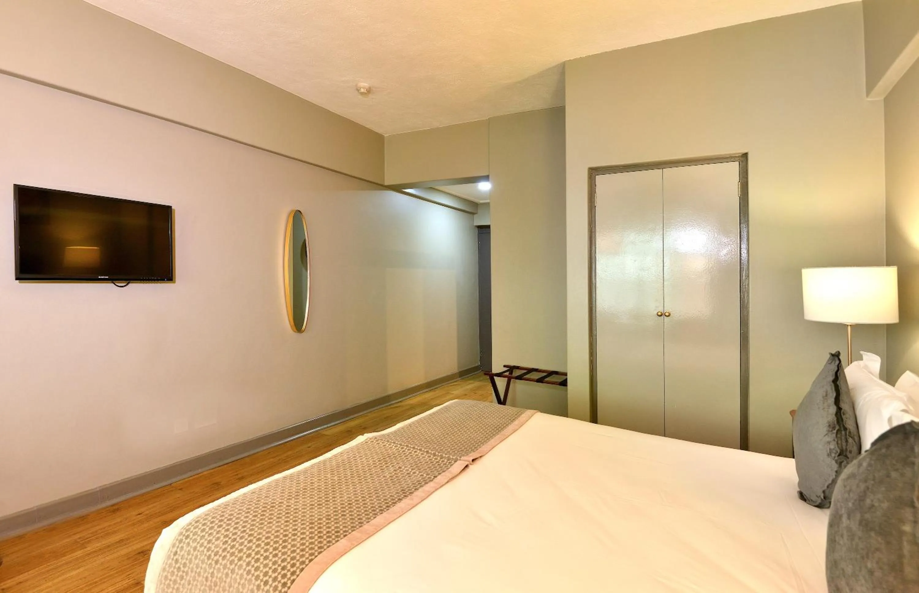 Bed in Cresta Jameson Hotel