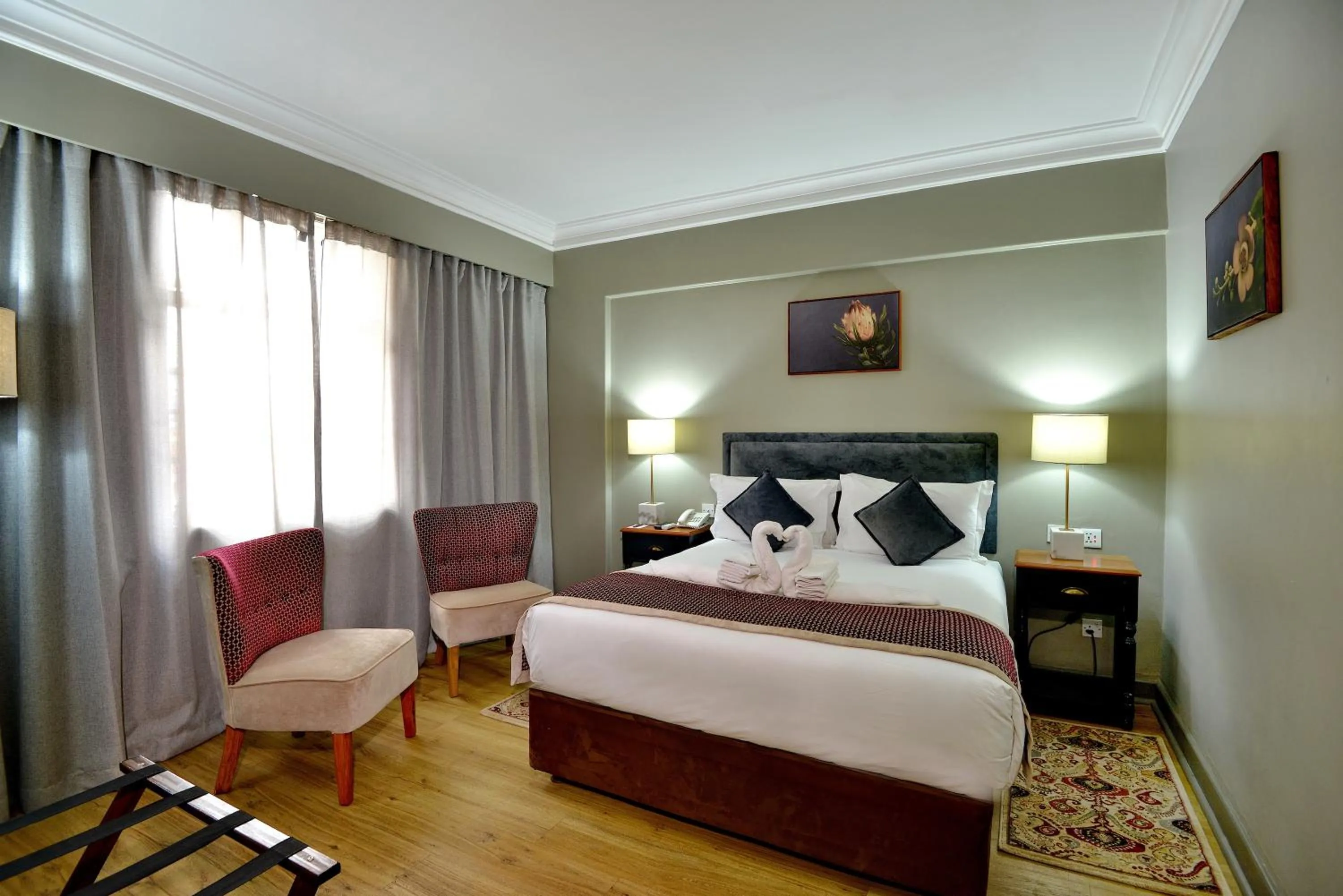 Bedroom, Bed in Cresta Jameson Hotel