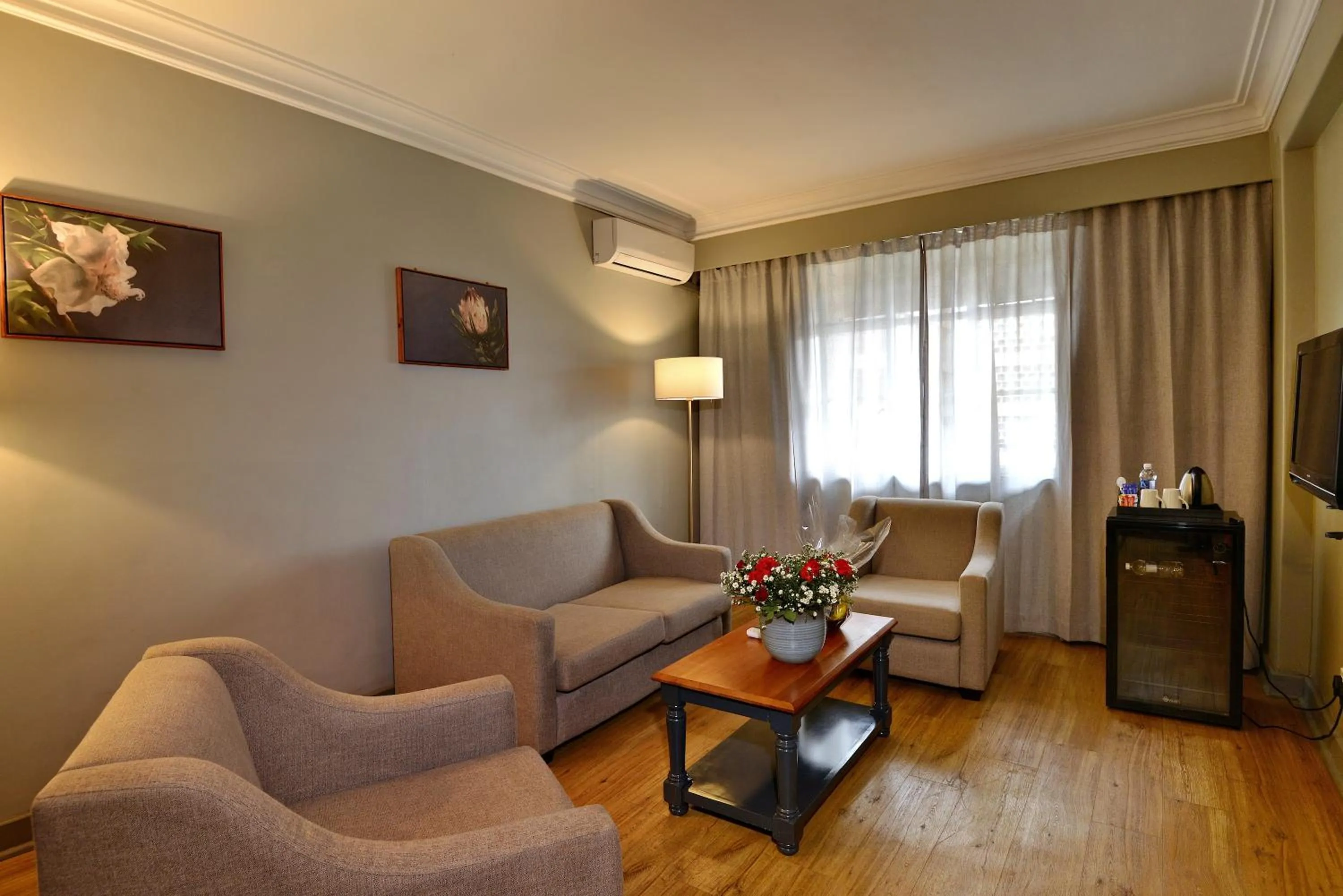 Seating area in Cresta Jameson Hotel