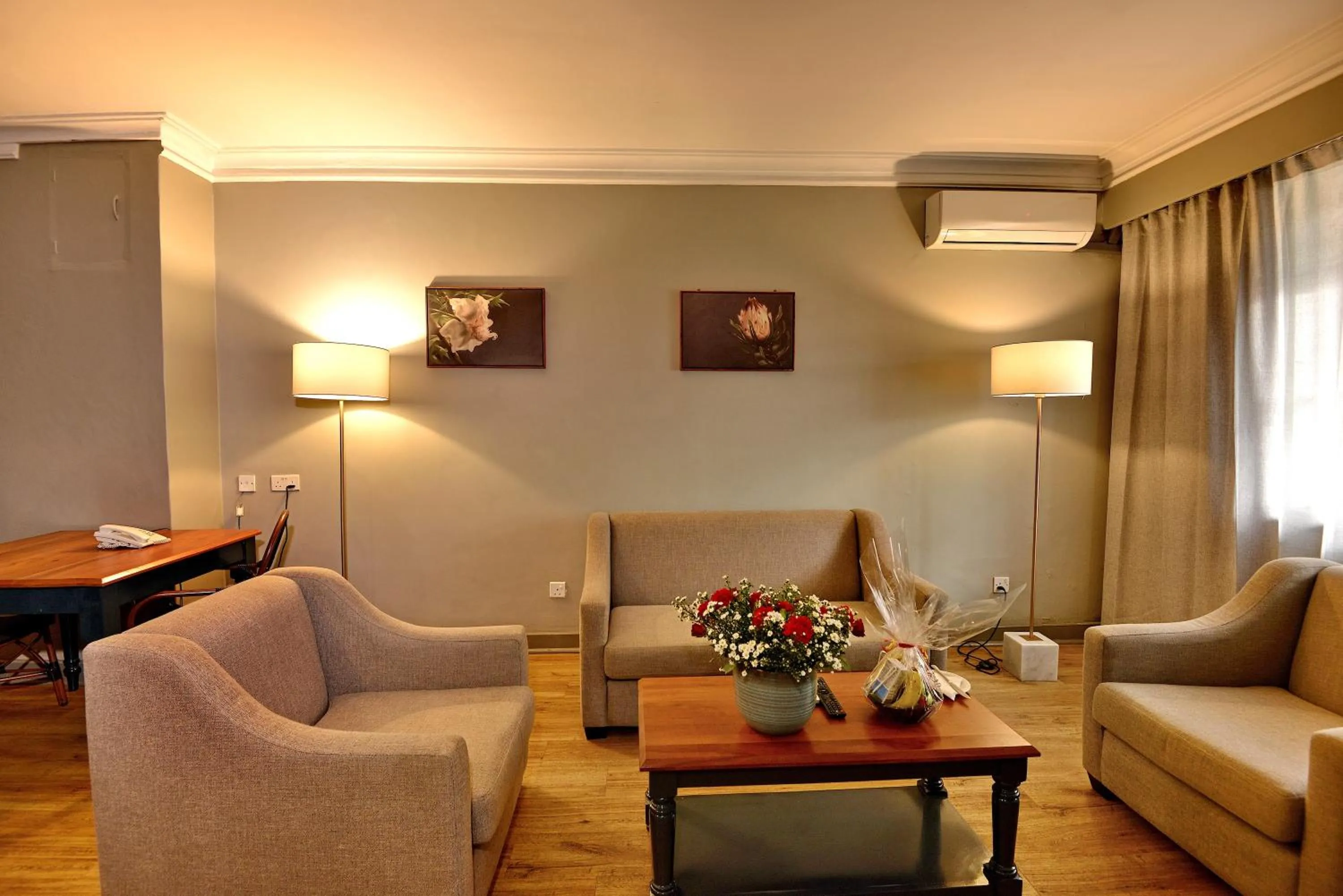 Seating area in Cresta Jameson Hotel